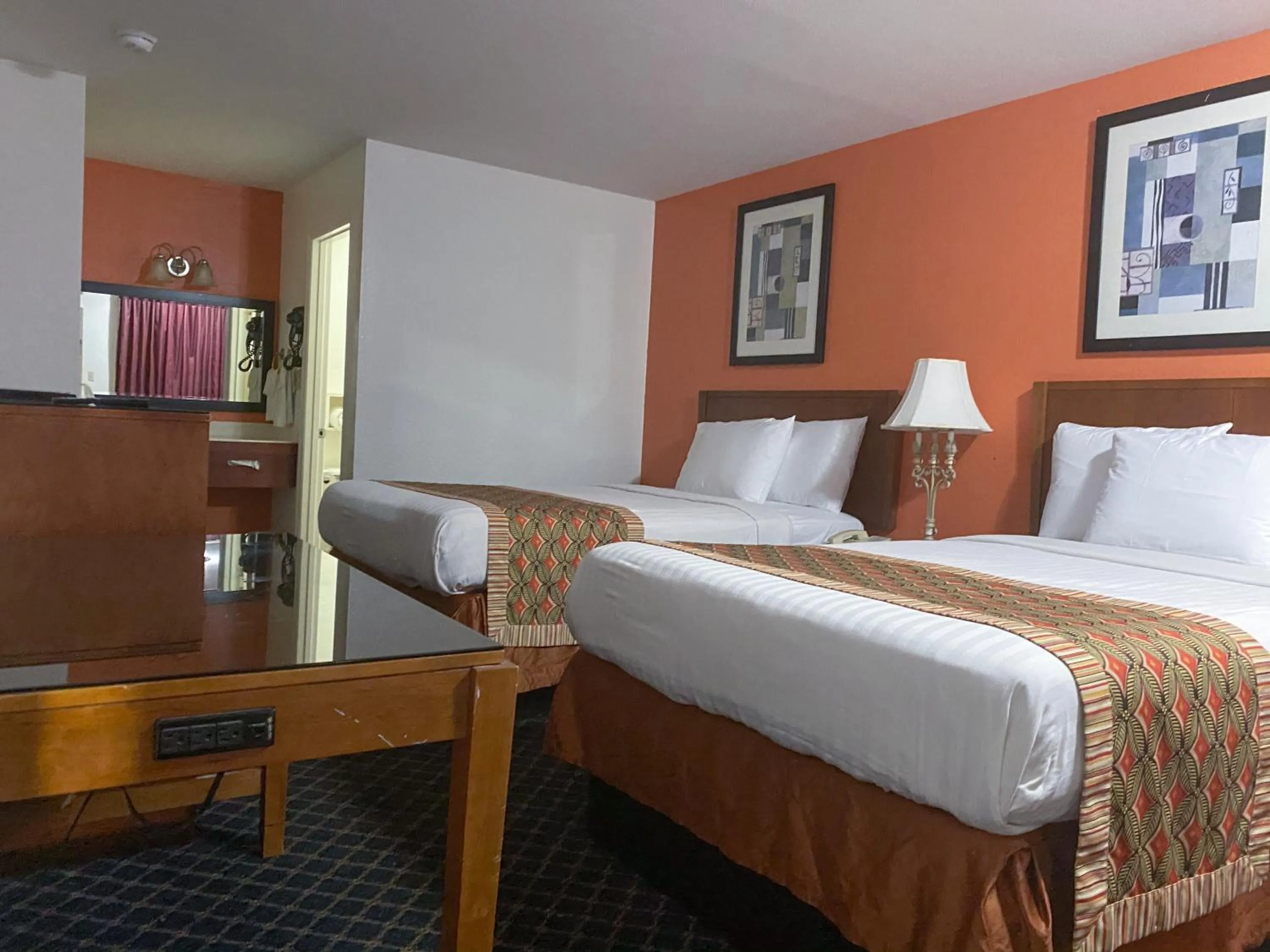 Bathroom, Bed in Royal Inn Richmond Hill- Savannah I-95