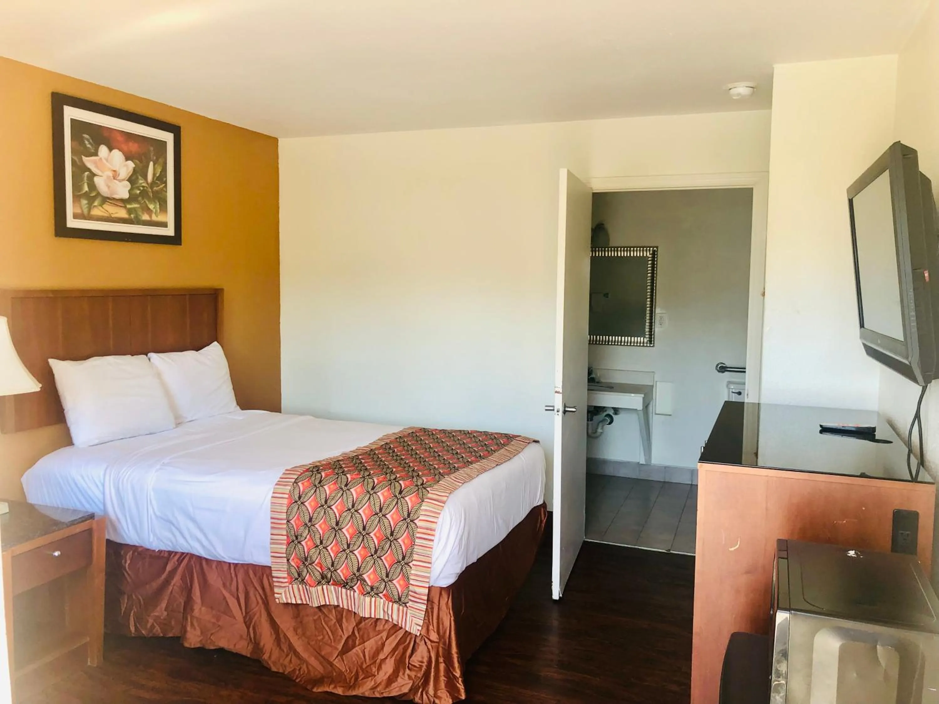 Bedroom, Bed in Royal Inn Richmond Hill- Savannah I-95