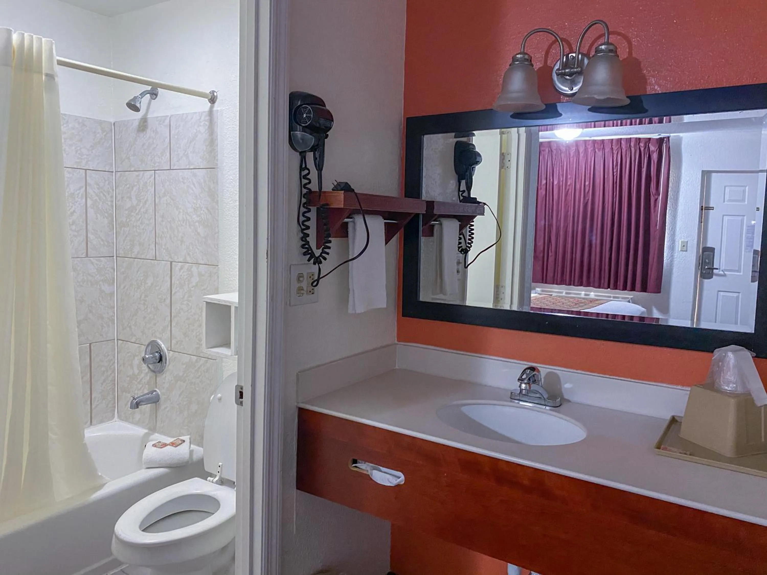 Bathroom in Royal Inn Richmond Hill- Savannah I-95