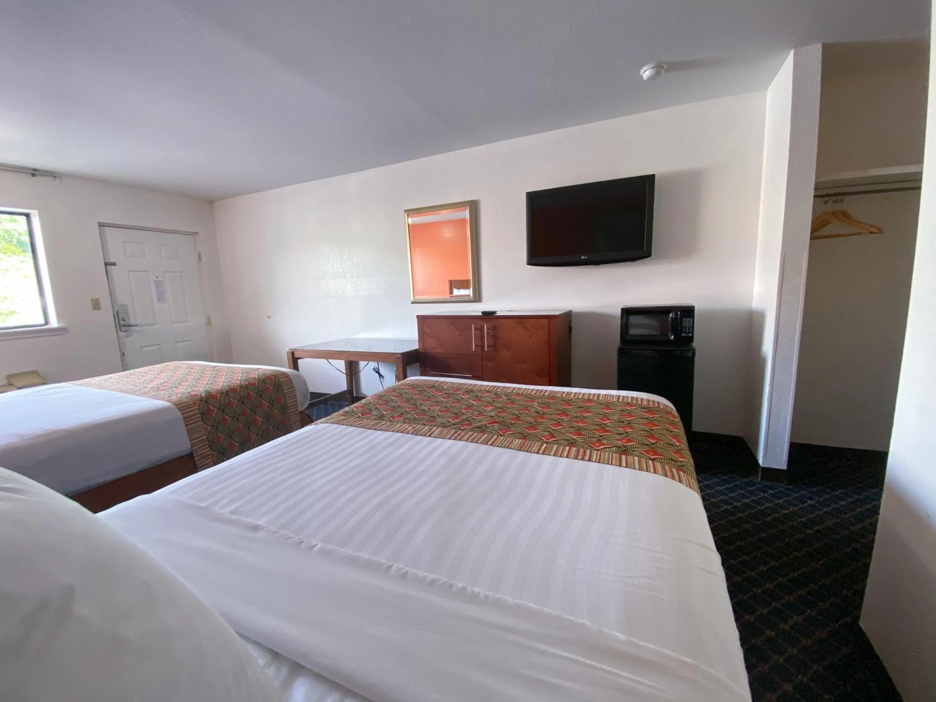 TV and multimedia, Bed in Royal Inn Richmond Hill- Savannah I-95