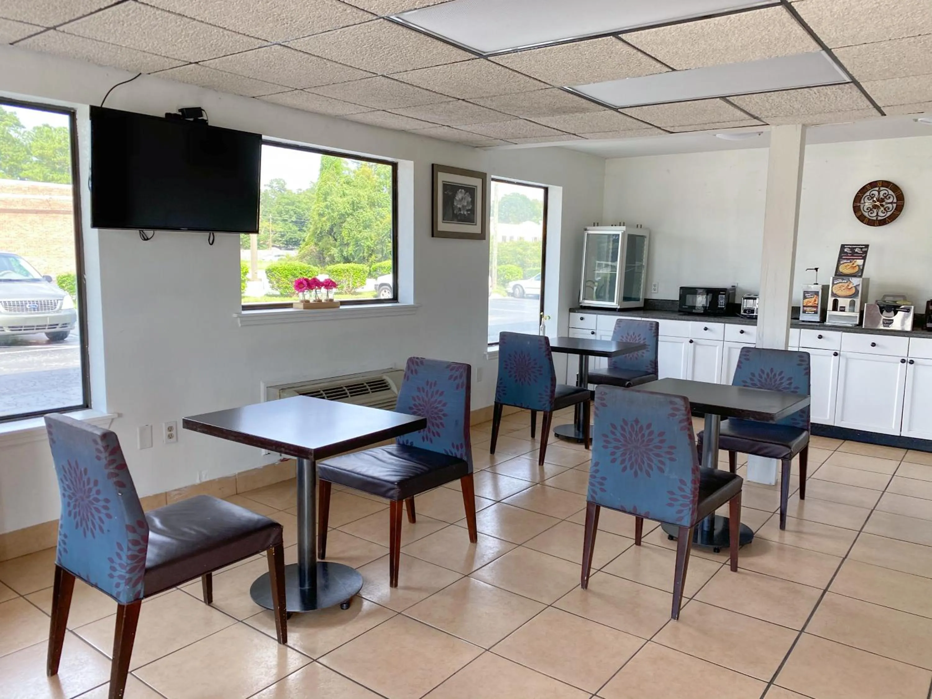 Continental breakfast in Royal Inn Richmond Hill- Savannah I-95