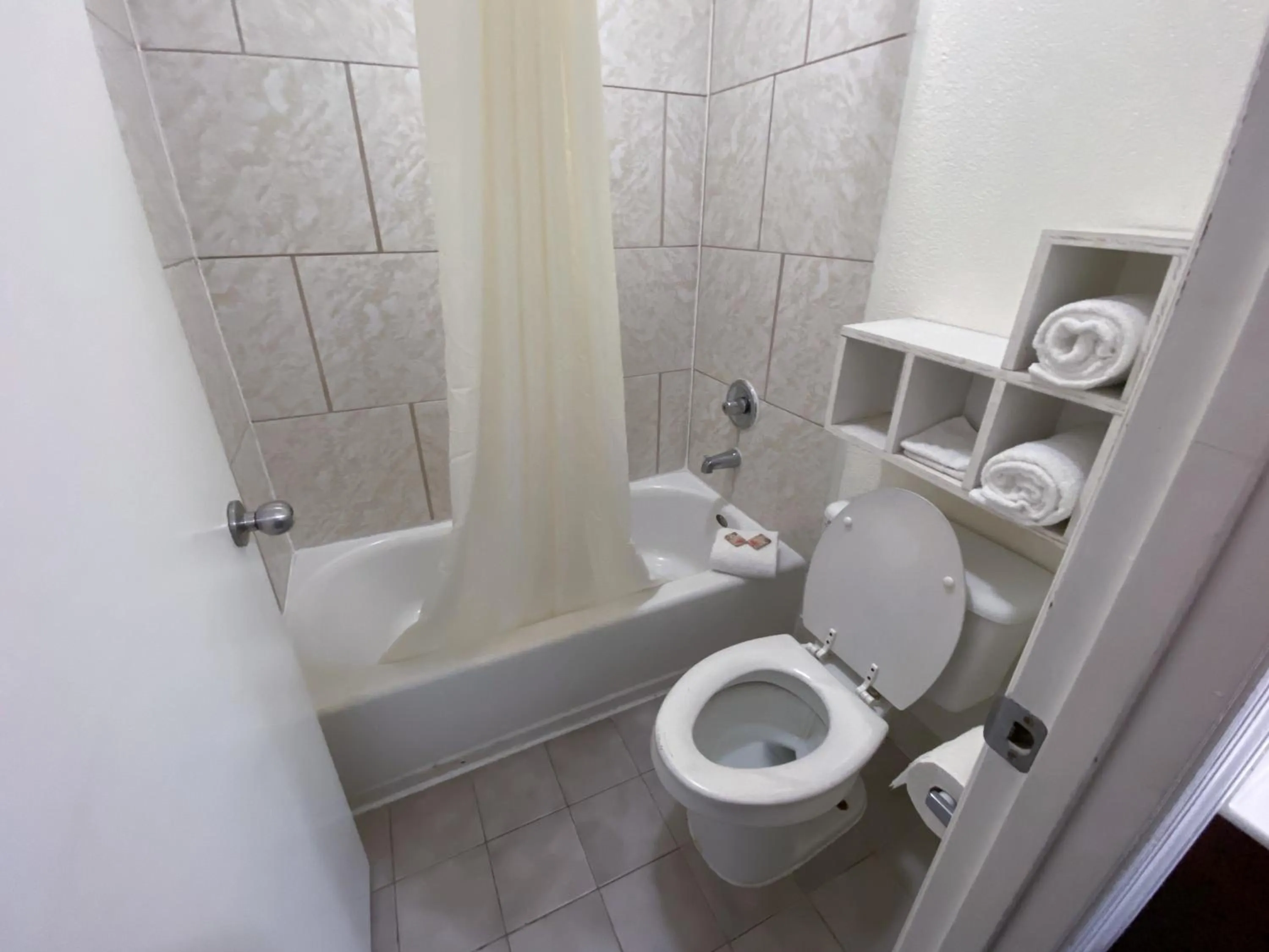 Bathroom in Royal Inn Richmond Hill- Savannah I-95