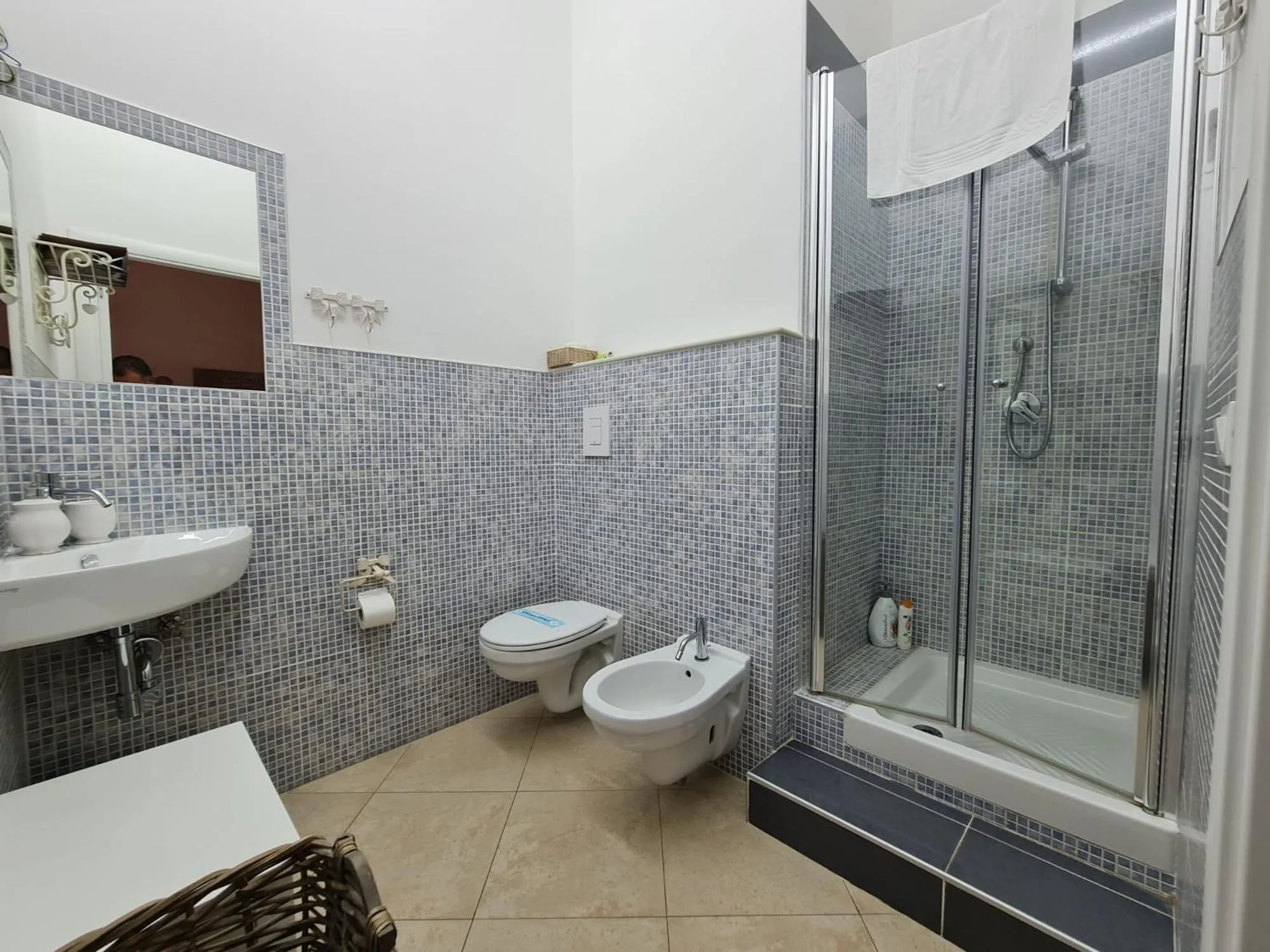 Shower in White Suite Polignano 08