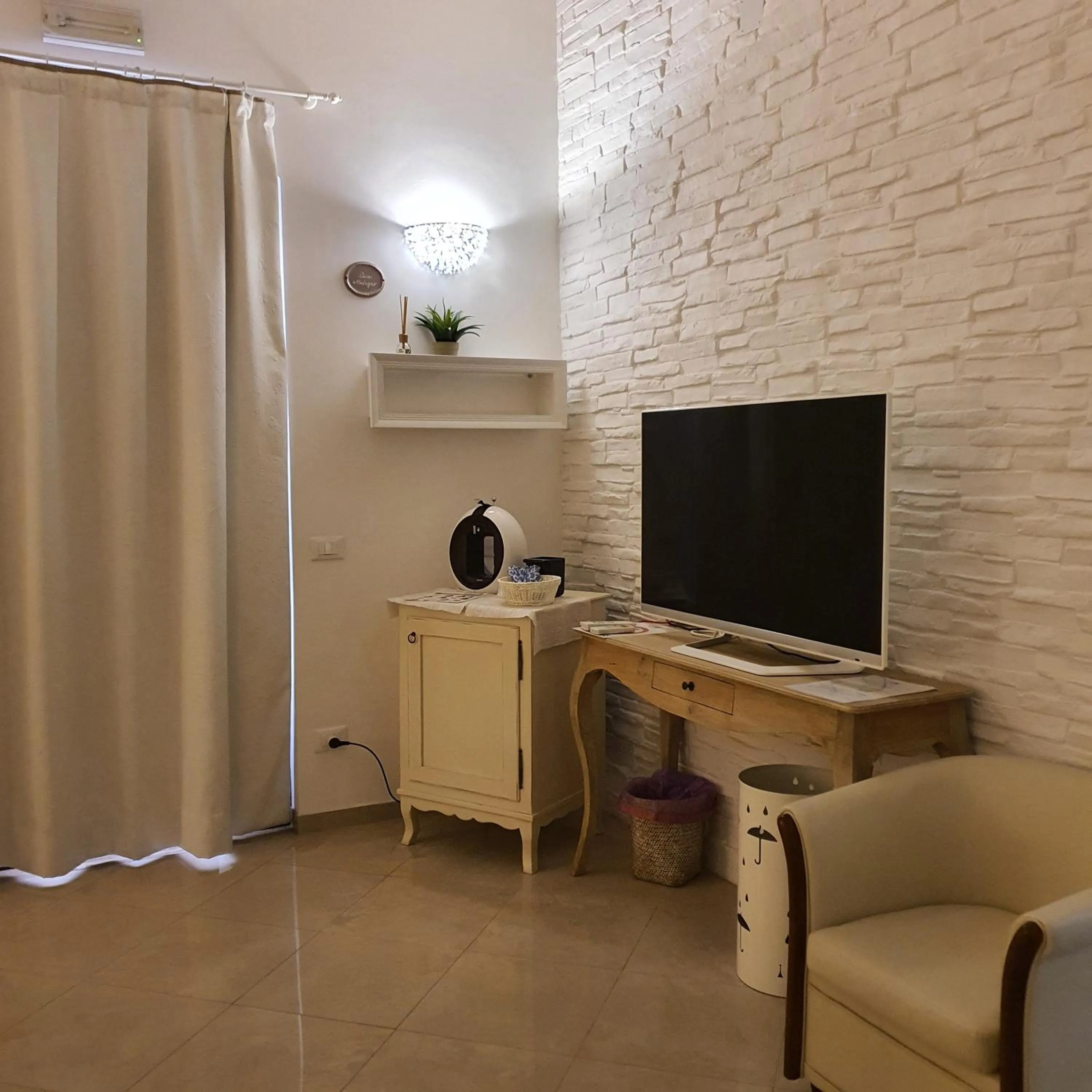 Communal lounge/ TV room in White Suite Polignano 08