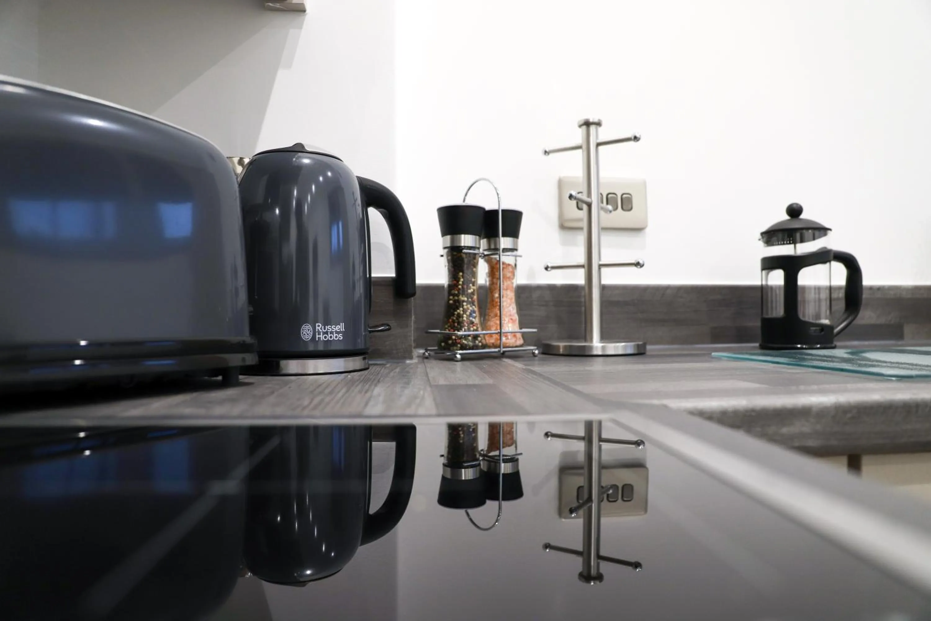 16 Queen Avenue Collection by Happy Days