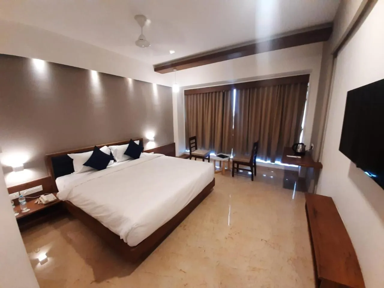 Photo of the whole room, Bed in VITS The Somnath Gateway