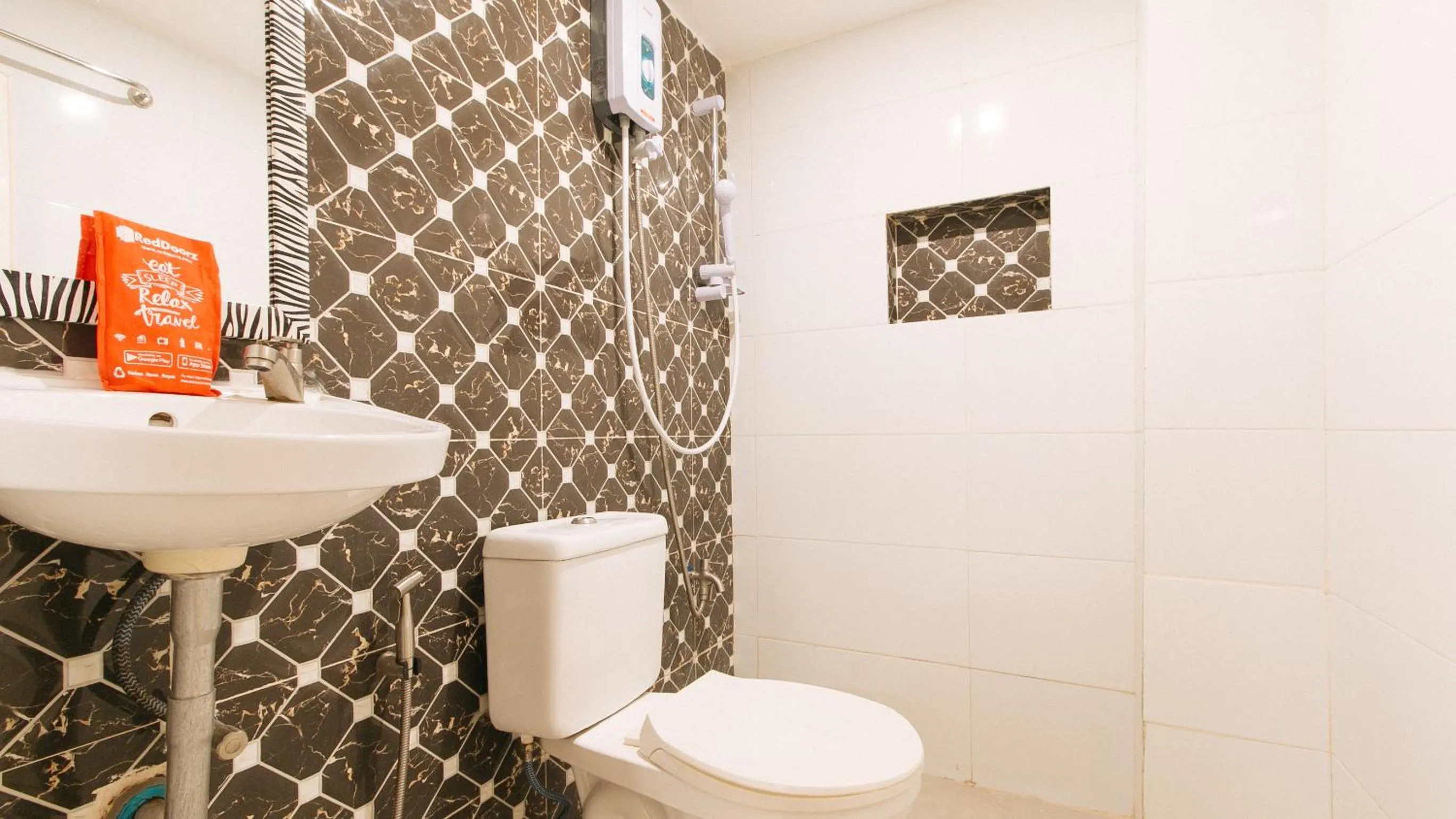 Shower in RedDoorz @ PIY Margal Sampaloc Manila