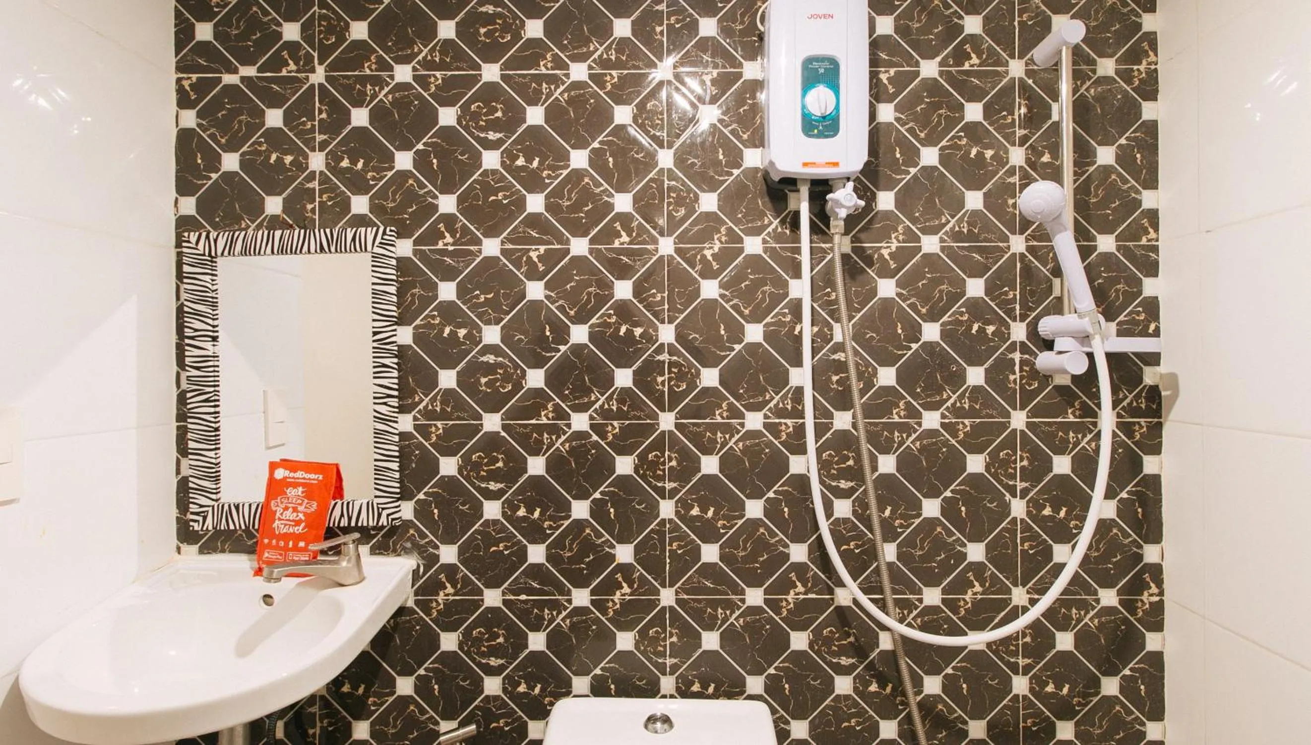 Shower in RedDoorz @ PIY Margal Sampaloc Manila