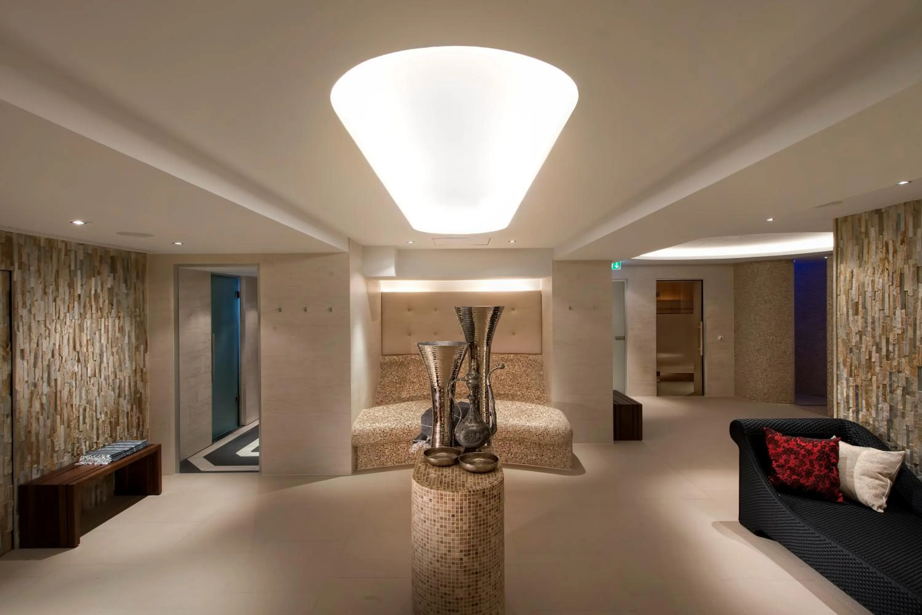 Spa and wellness centre/facilities, Bed in Steigenberger Icon Frankfurter Hof