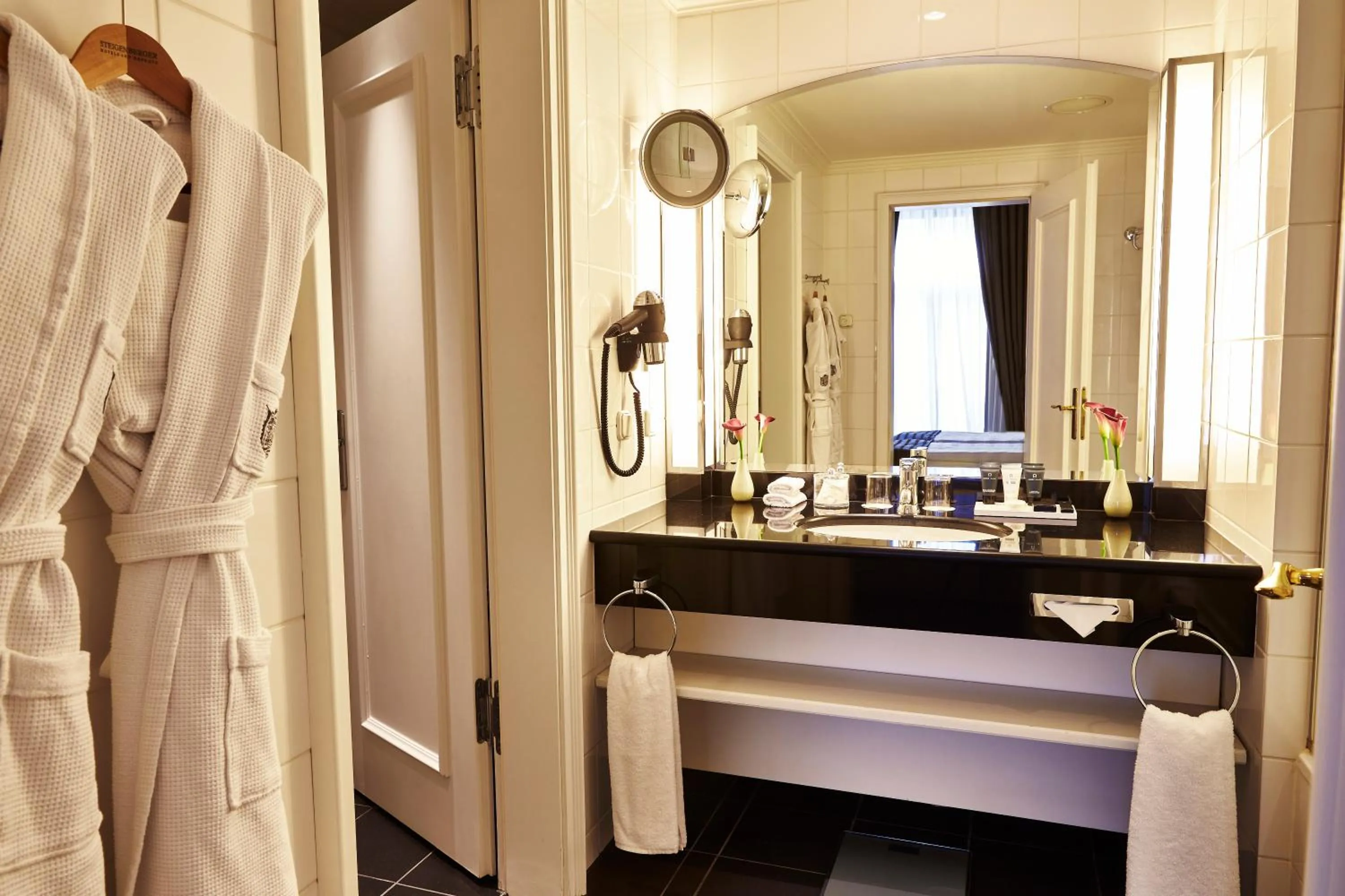 Bathroom in Steigenberger Icon Frankfurter Hof