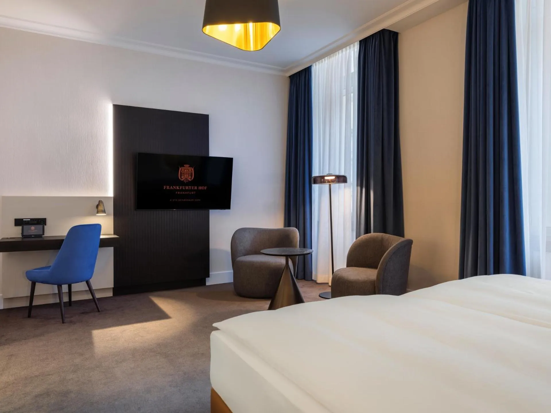 Seating area, Bed in Steigenberger Icon Frankfurter Hof