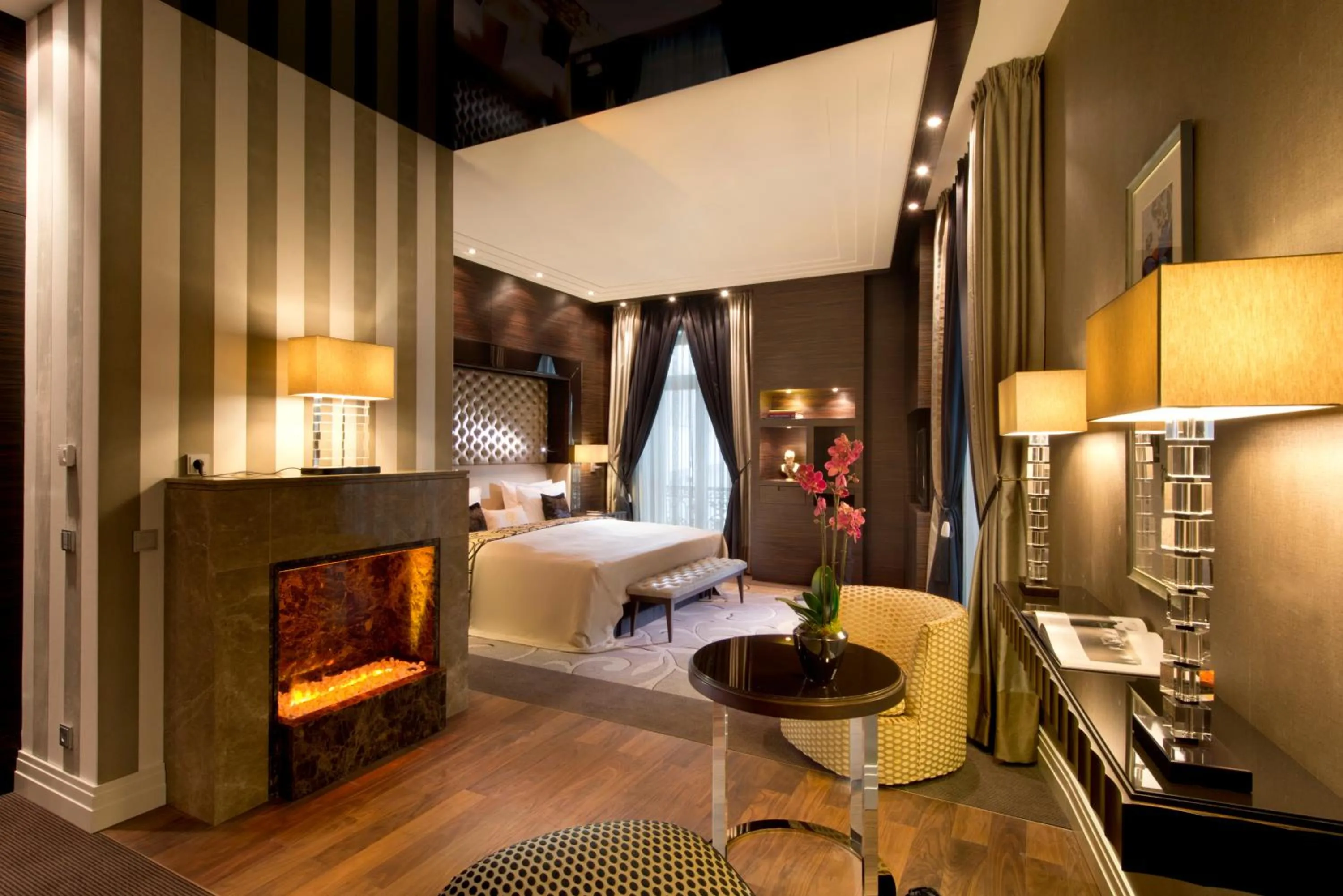 Photo of the whole room, Bed in Steigenberger Icon Frankfurter Hof