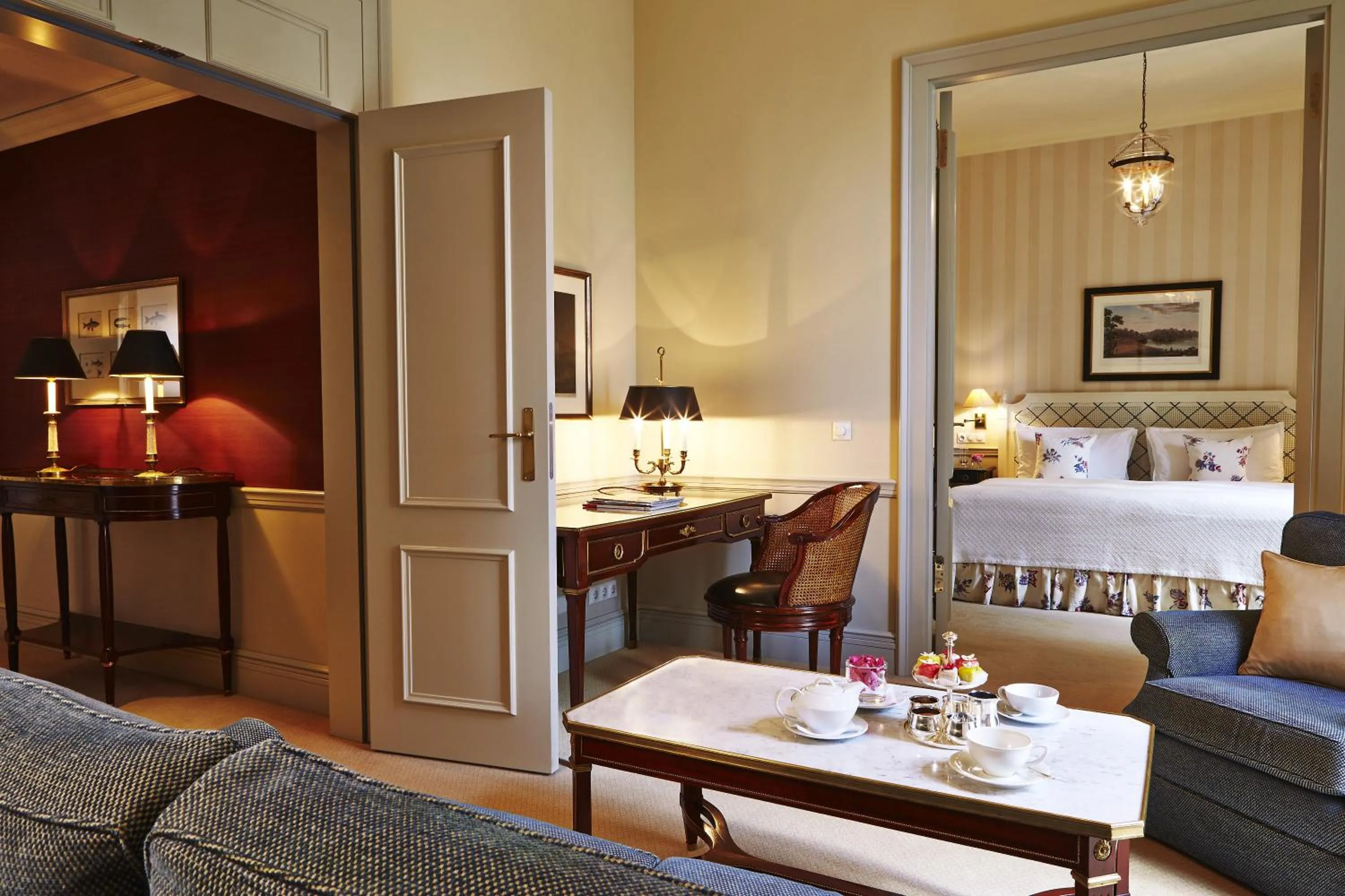 Living room, Bed in Steigenberger Icon Frankfurter Hof