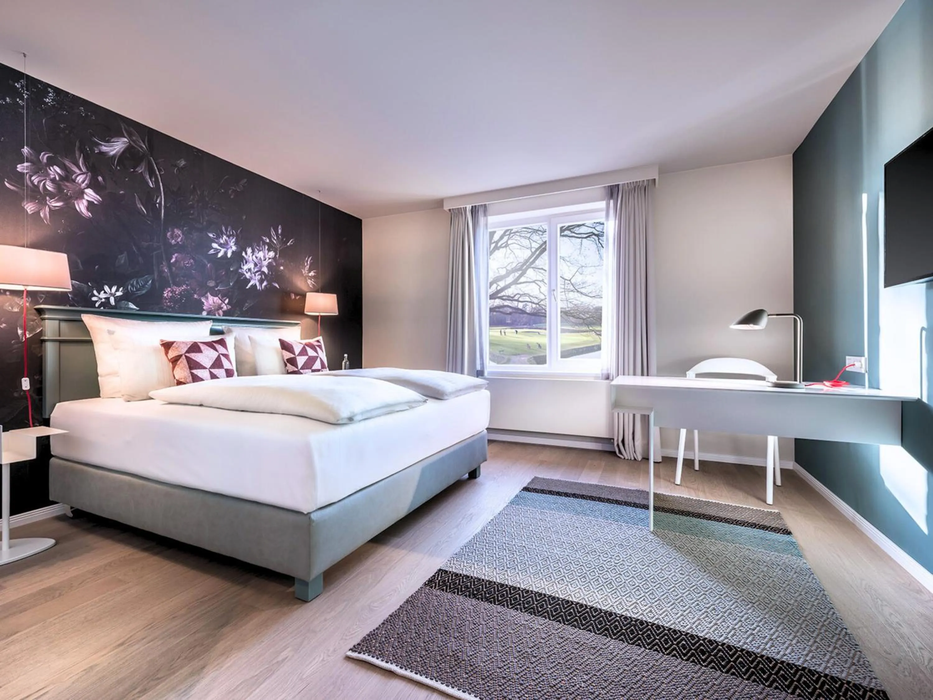 Photo of the whole room, Bed in Steigenberger Hotel Treudelberg Hamburg