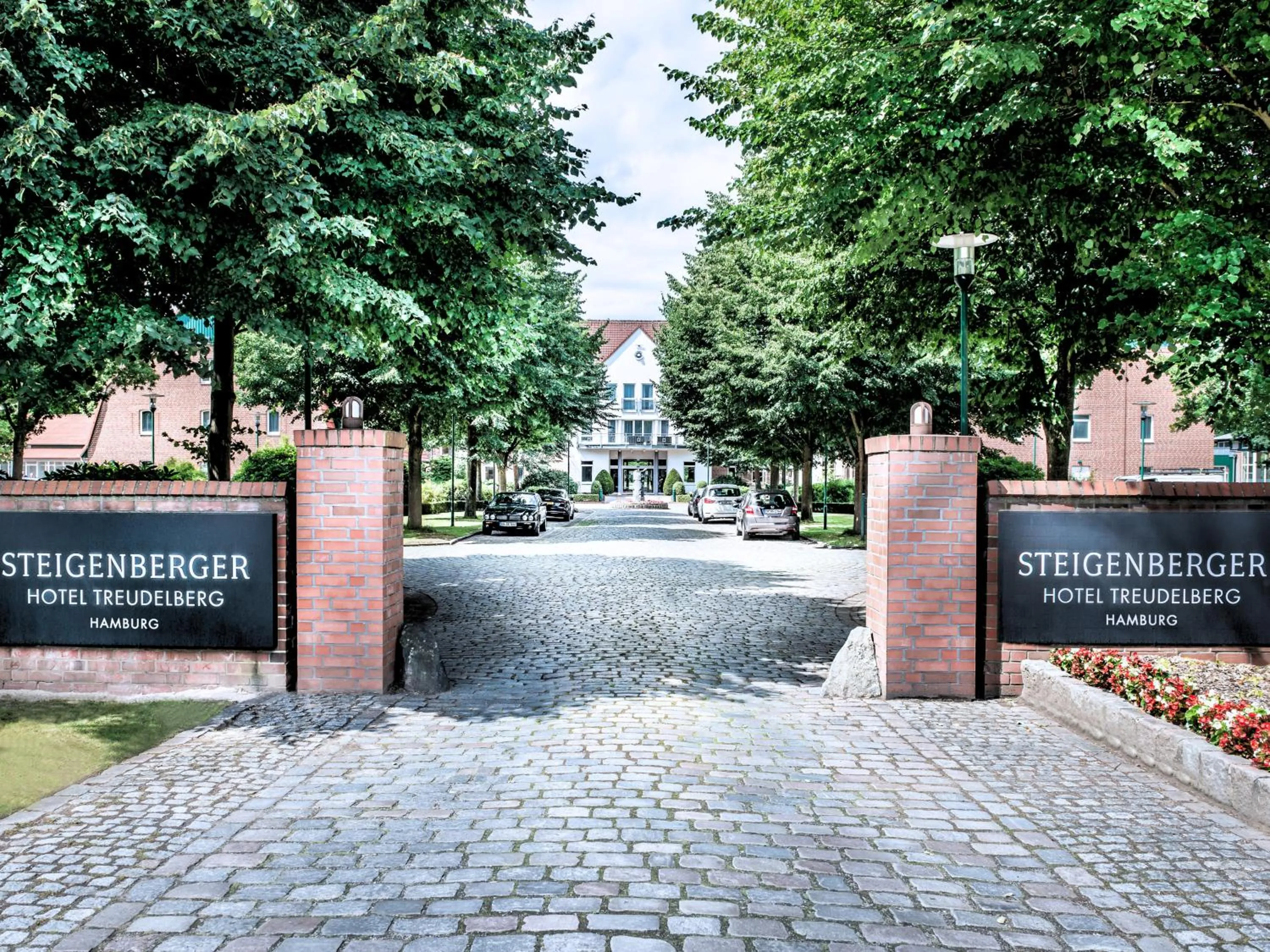 Property building in Steigenberger Hotel Treudelberg Hamburg