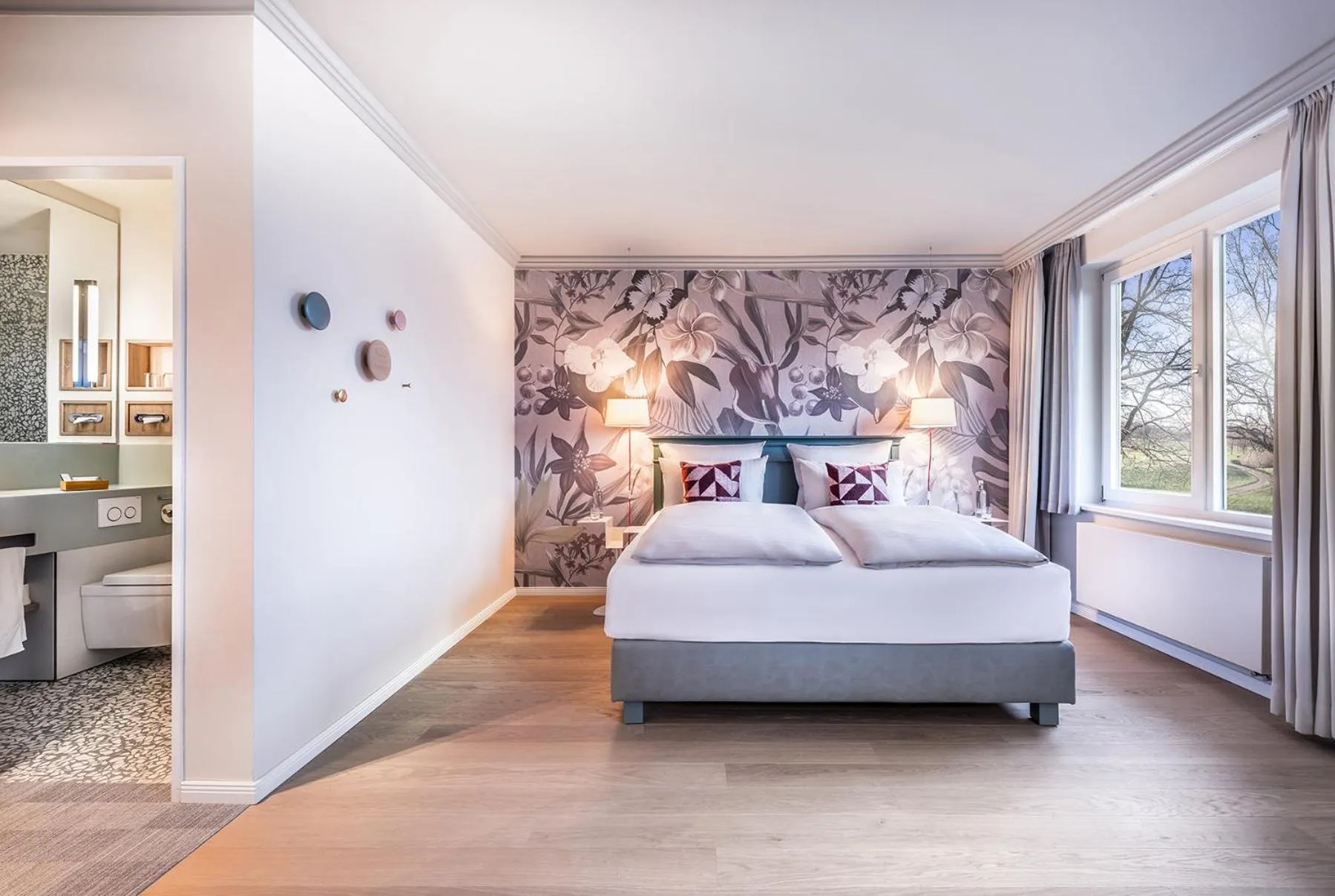 Photo of the whole room, Bed in Steigenberger Hotel Treudelberg Hamburg