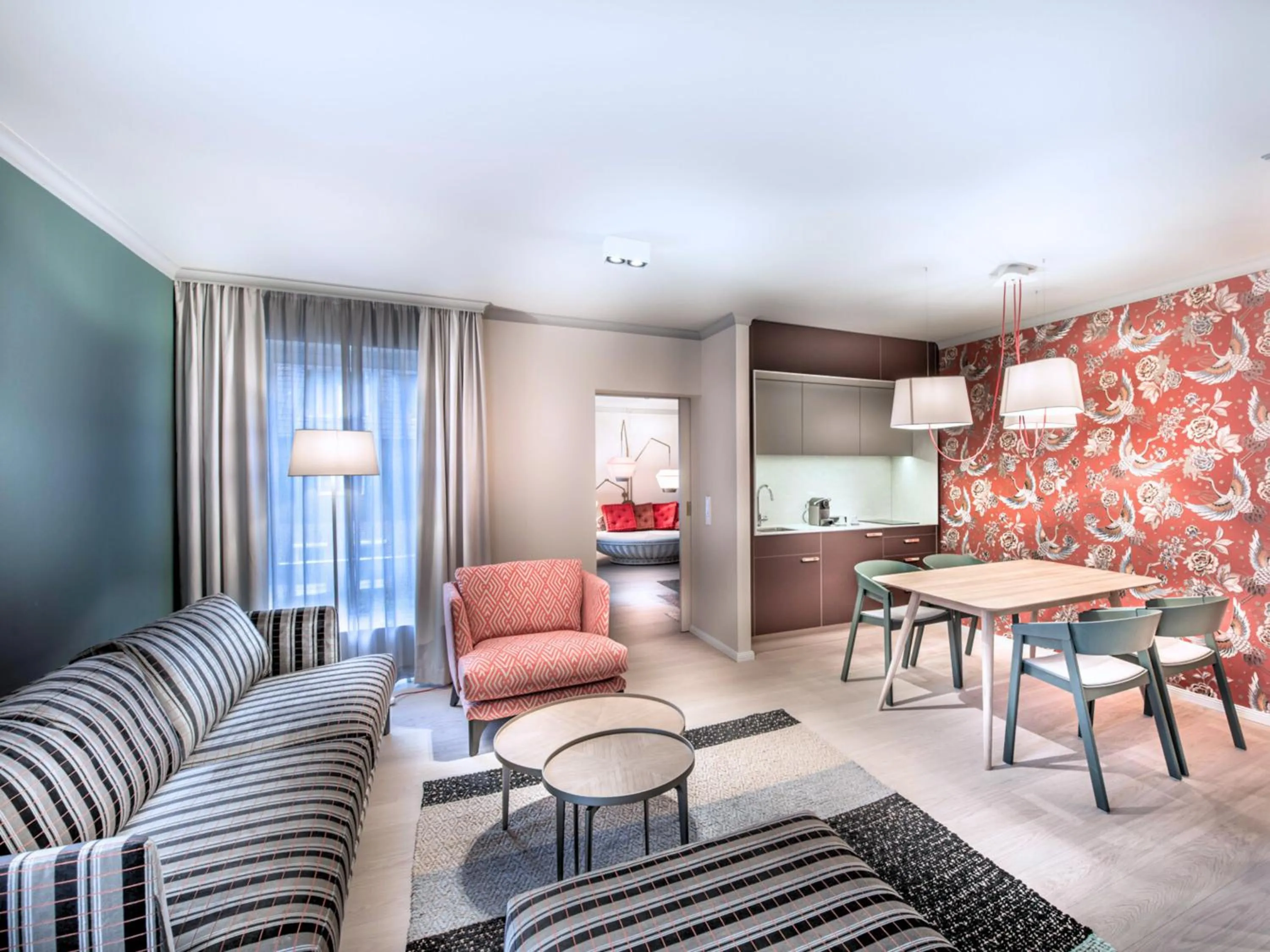 Dining area in Steigenberger Hotel Treudelberg Hamburg