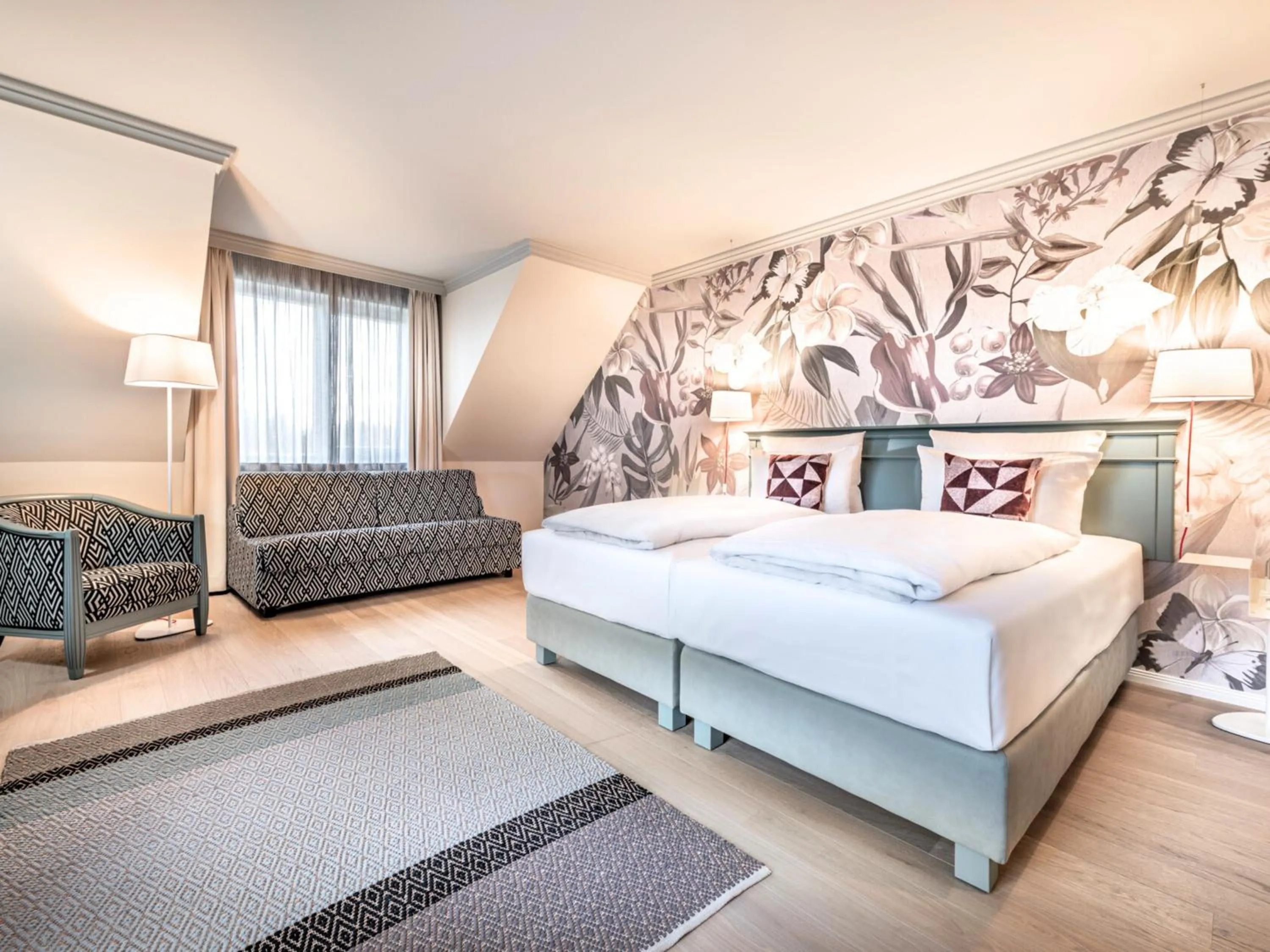 Photo of the whole room, Bed in Steigenberger Hotel Treudelberg Hamburg