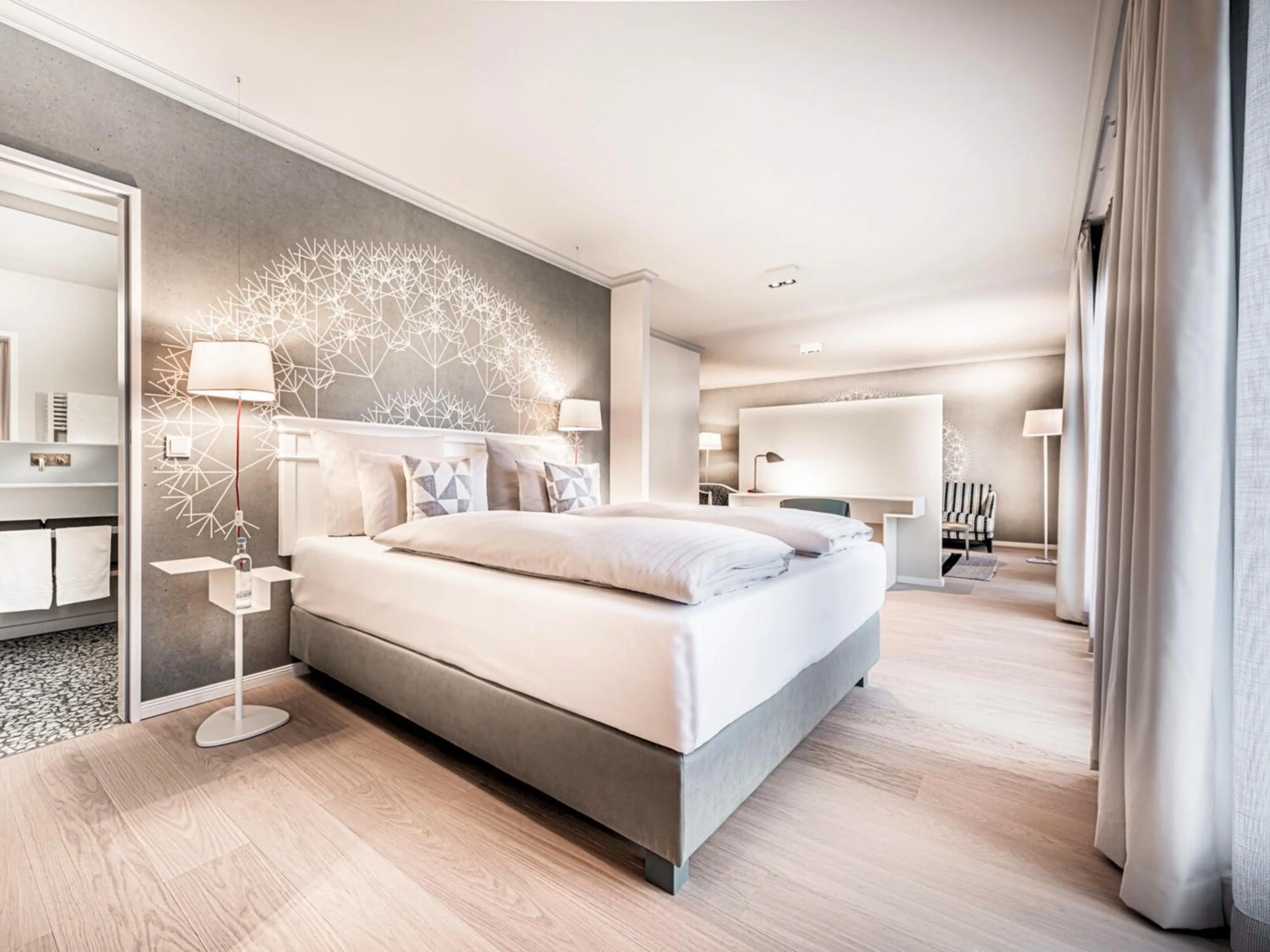 Photo of the whole room, Bed in Steigenberger Hotel Treudelberg Hamburg