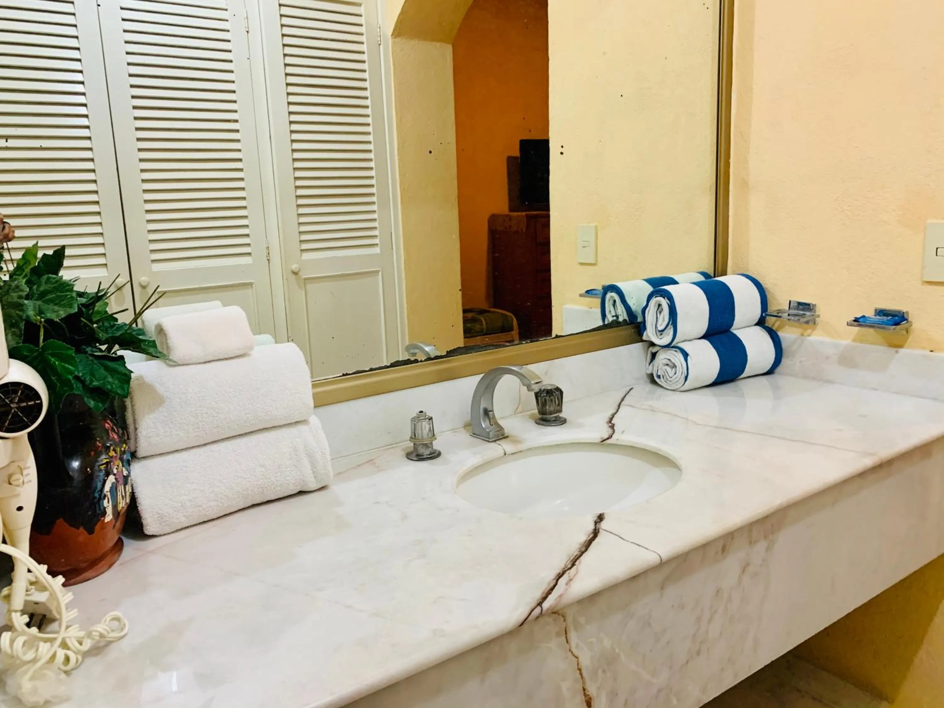 HAB PTa B ÁREA DE VILLAS DENTRO DEL HOTEL Junto al Krystal EN IXTAPA WIFI 2A 1M Con playa