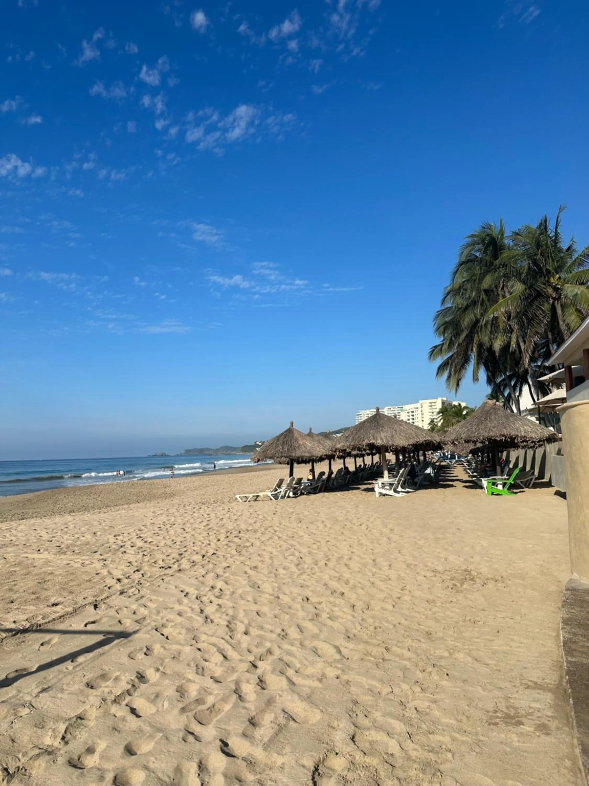 Beach in HAB PTa B ÁREA DE VILLAS DENTRO DEL HOTEL Junto al Krystal EN IXTAPA WIFI 2A 1M Con playa