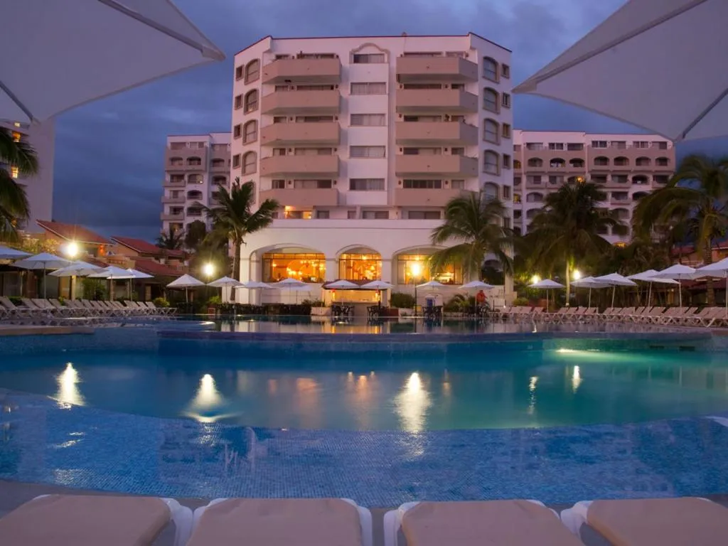 Swimming pool in HAB PTa B ÁREA DE VILLAS DENTRO DEL HOTEL Junto al Krystal EN IXTAPA WIFI 2A 1M Con playa