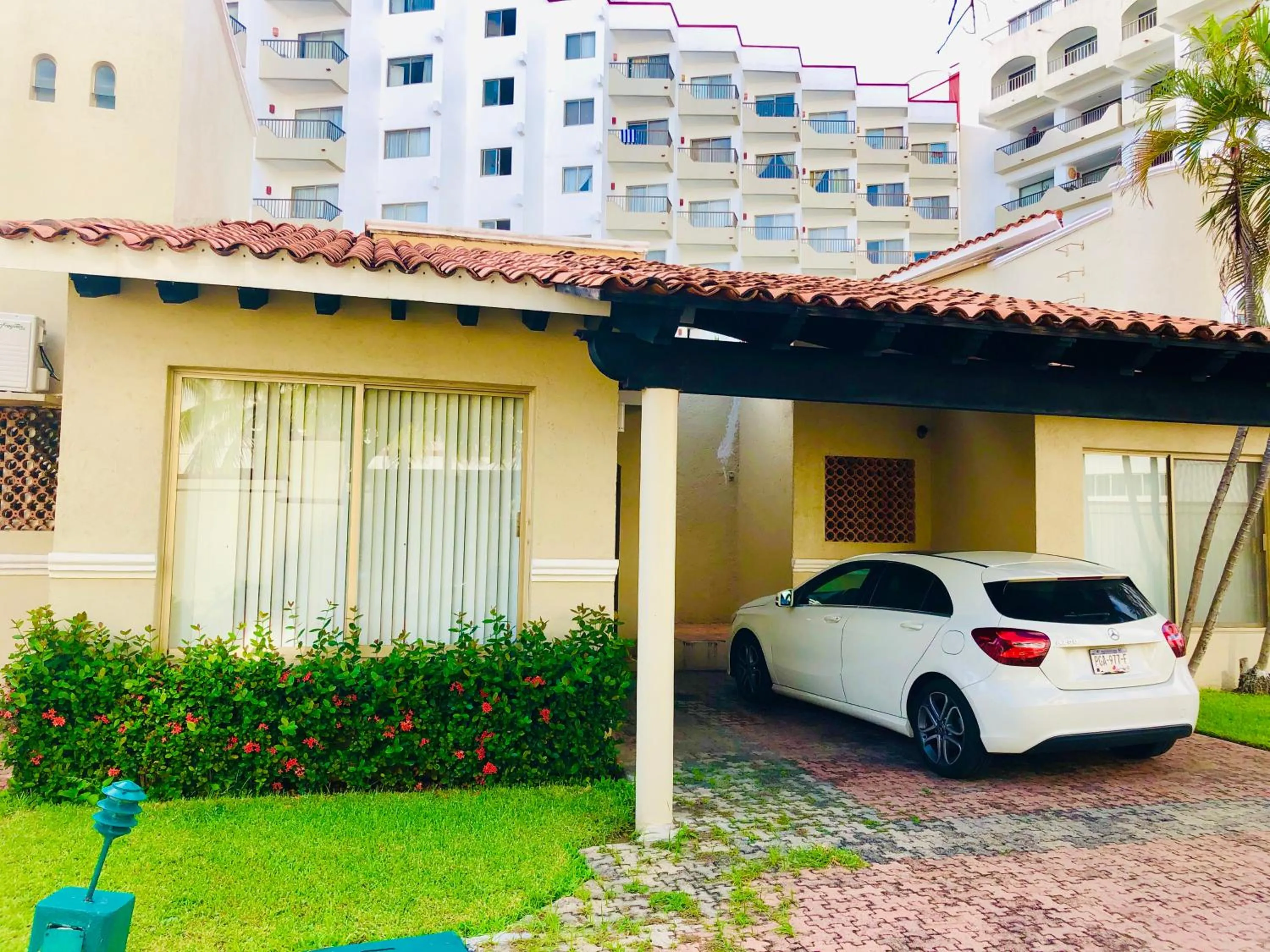 On site in VILLA PARA 5P 4A 1M dentro del Hotel a un lado del Krystal IXTAPA Con Playa WiFi