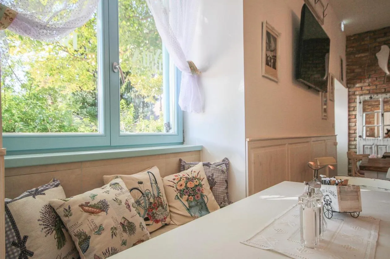 Restaurant/places to eat in Villa Bella