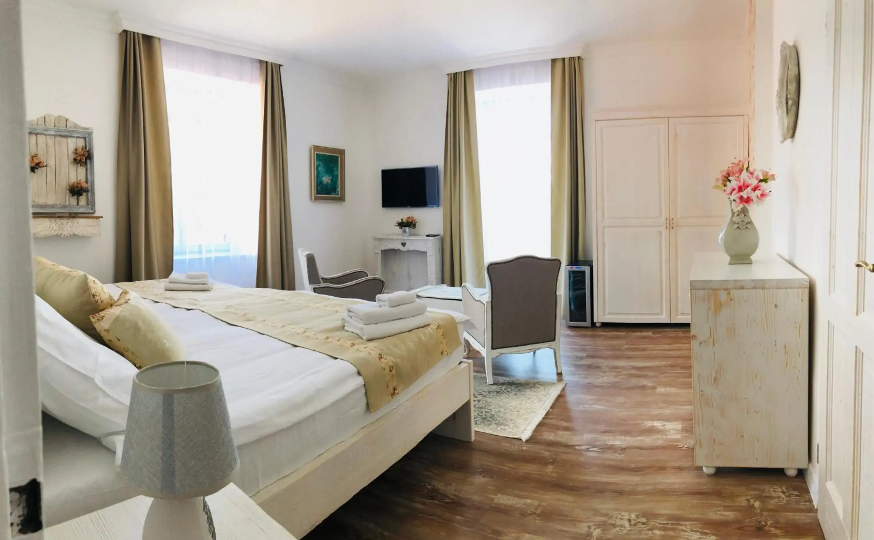 Queen Room with Extra Bed in Villa Bella Queen Room with Extra Bed in Villa Bella