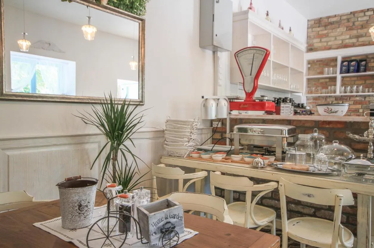 Restaurant/places to eat in Villa Bella