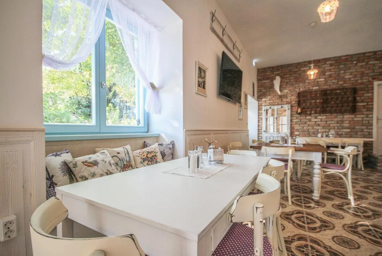 Restaurant/places to eat in Villa Bella