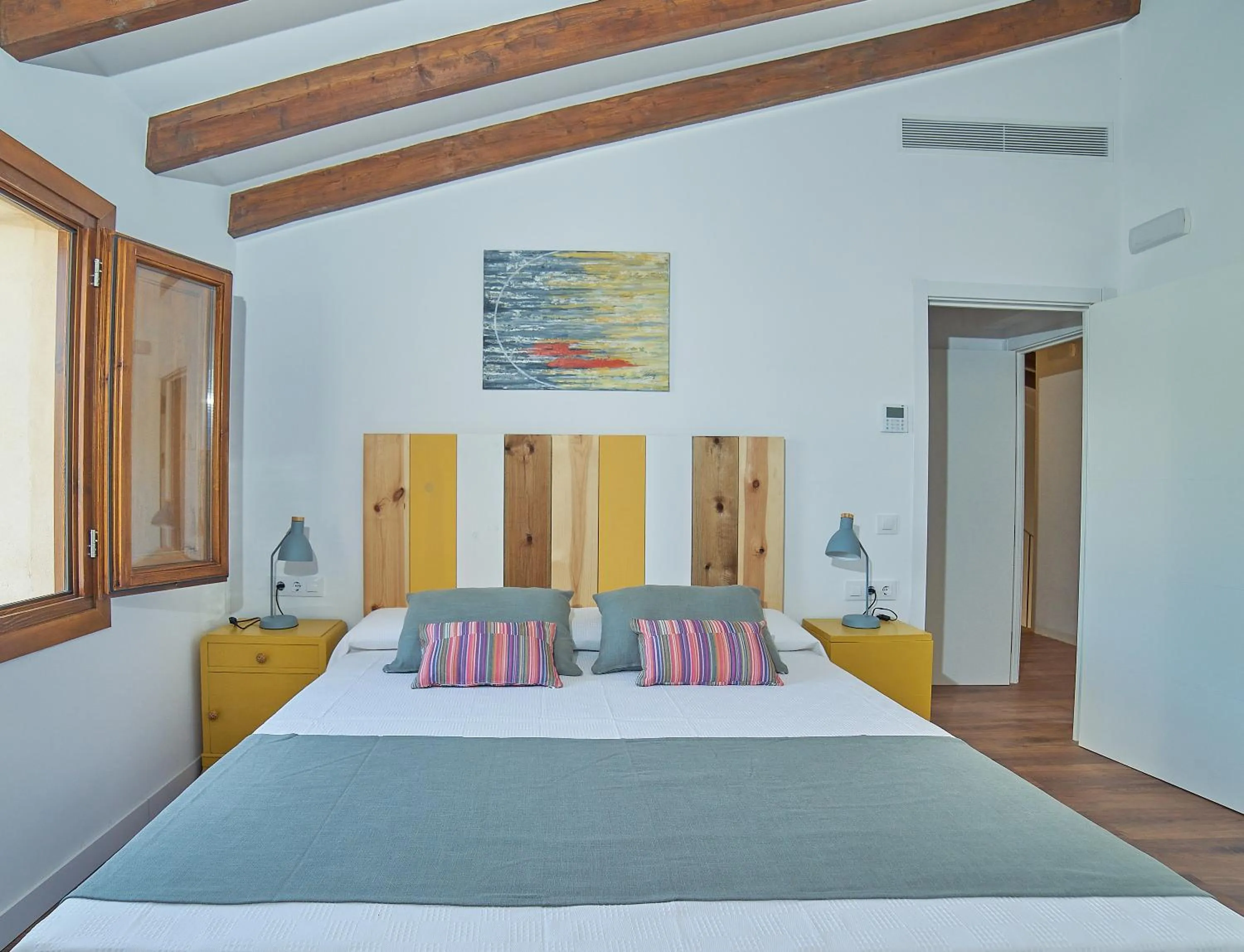 Photo of the whole room, Bed in Vila Alaró TI
