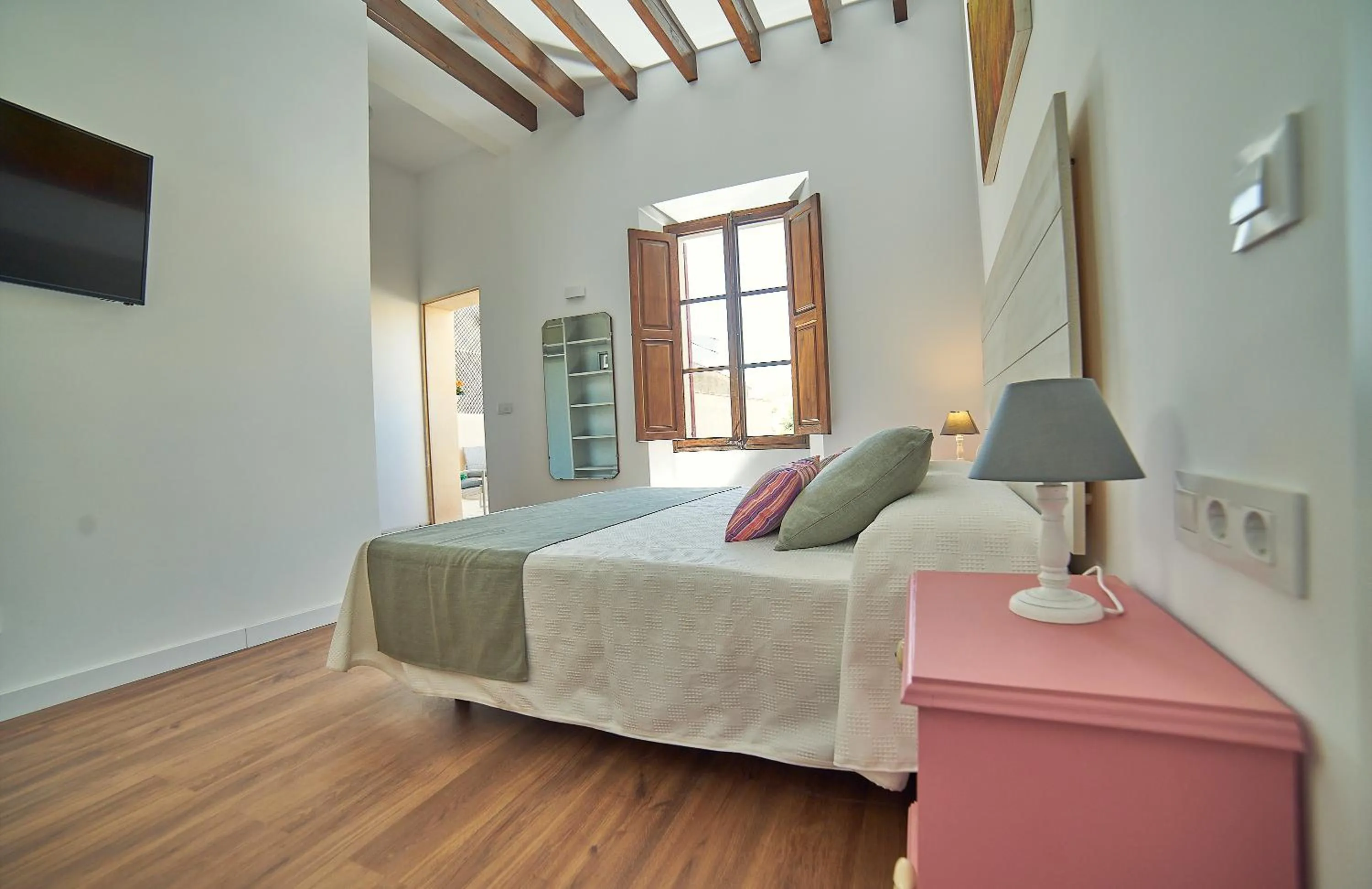 Photo of the whole room, Bed in Vila Alaró TI