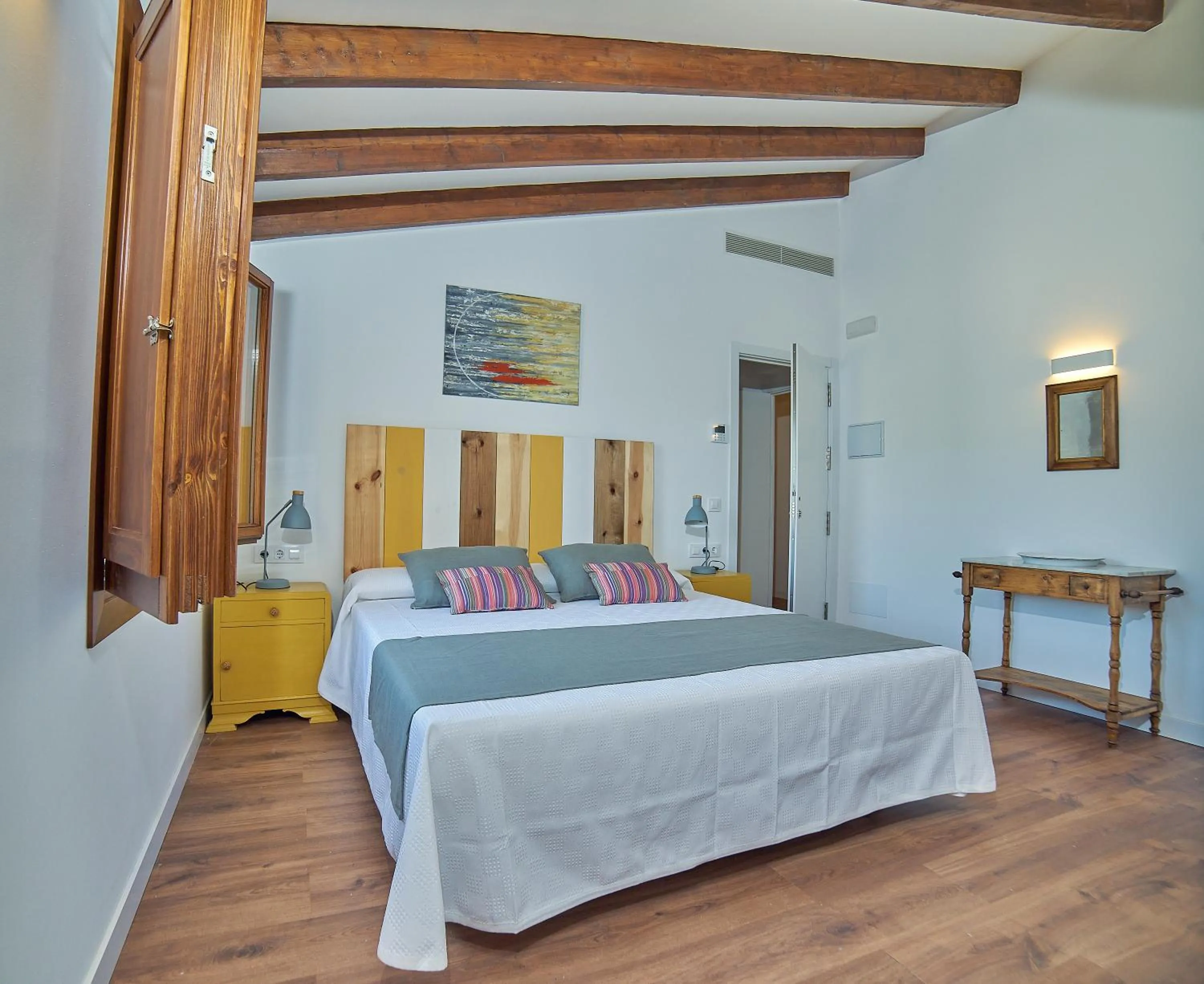 Photo of the whole room, Bed in Vila Alaró TI