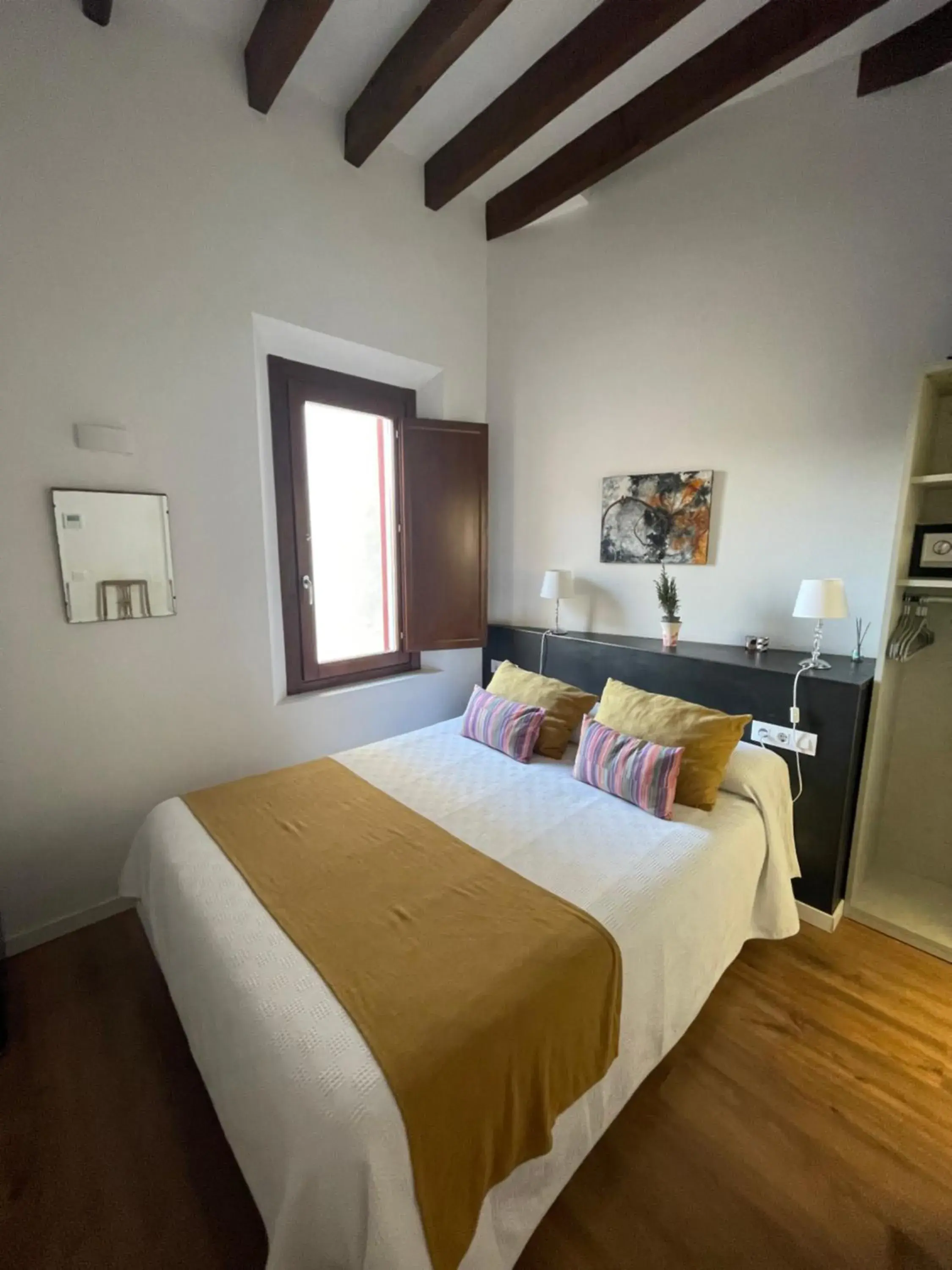 Small Single Room in Vila Alaró TI Small Single Room in Vila Alaró TI