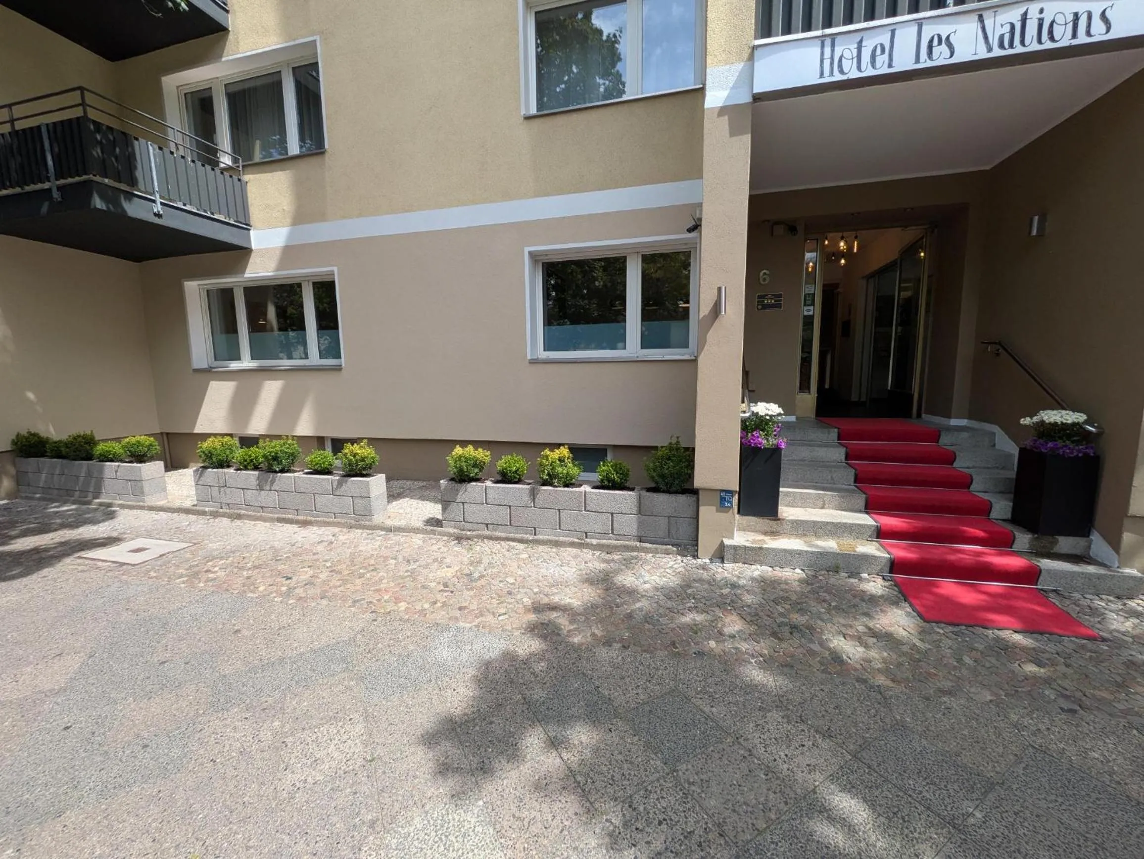 Property building in Les Nations