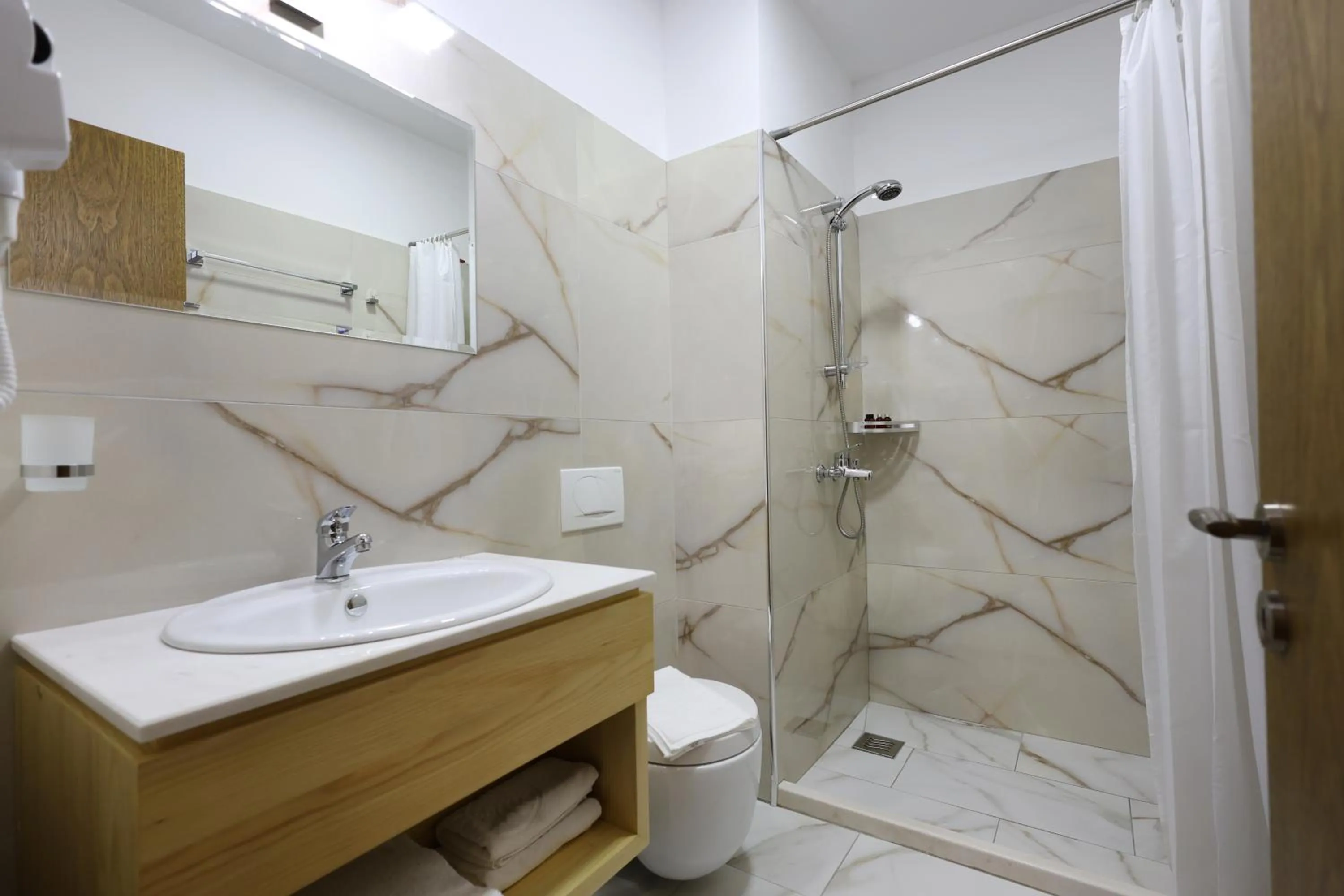 Shower in Hotel Republika Berat