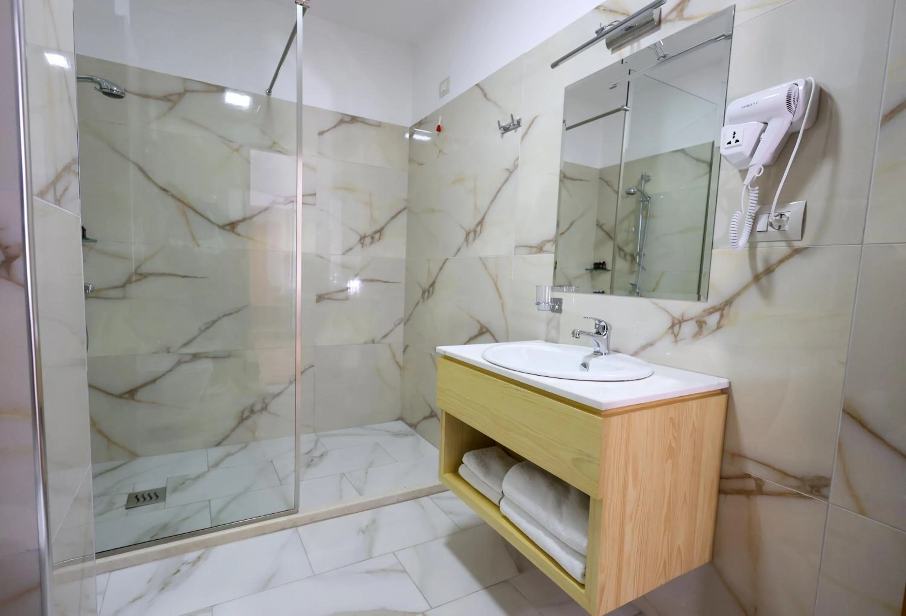 Shower in Hotel Republika Berat