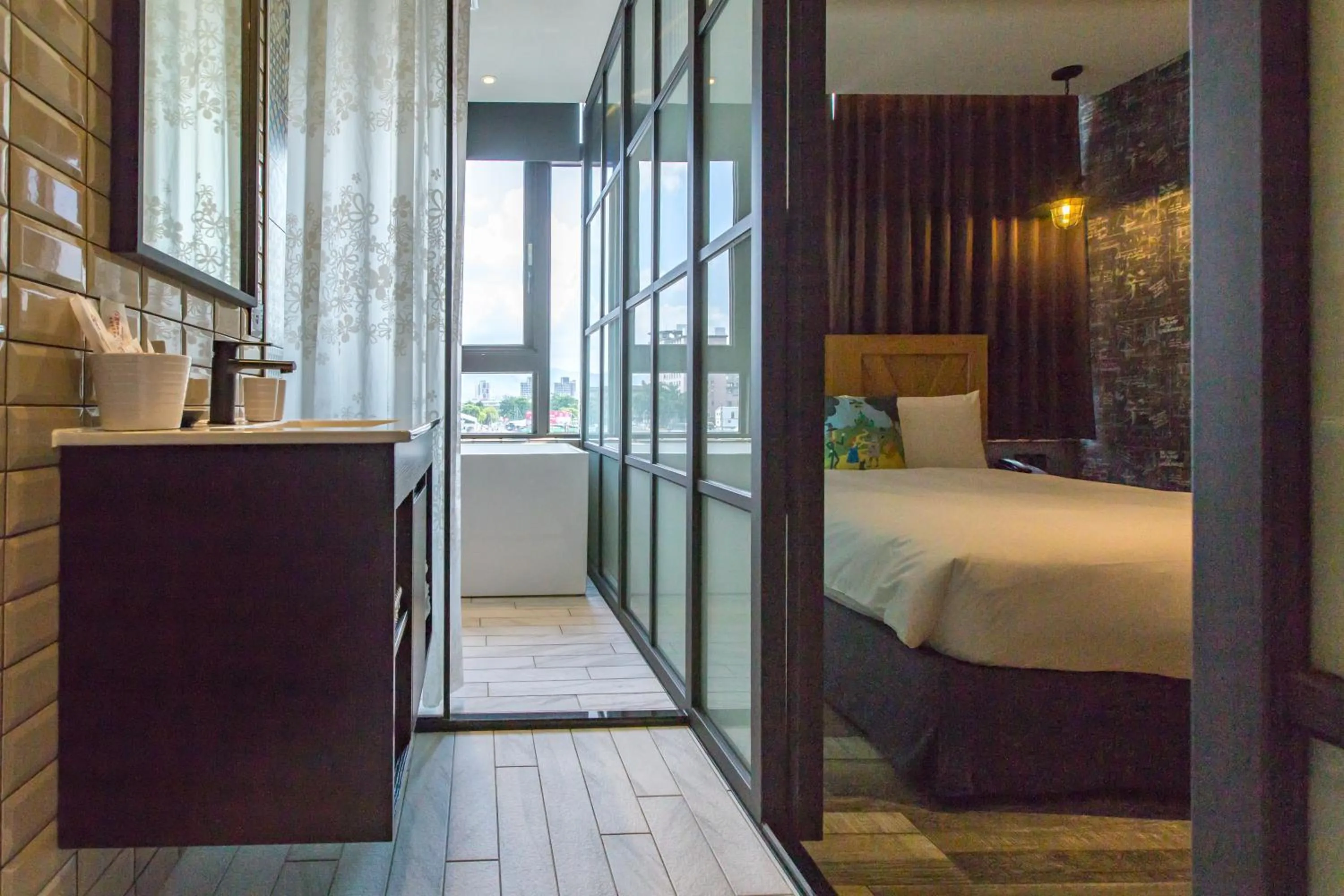 Shower, Bed in Norway Forest Travel hotel 3 Taichung