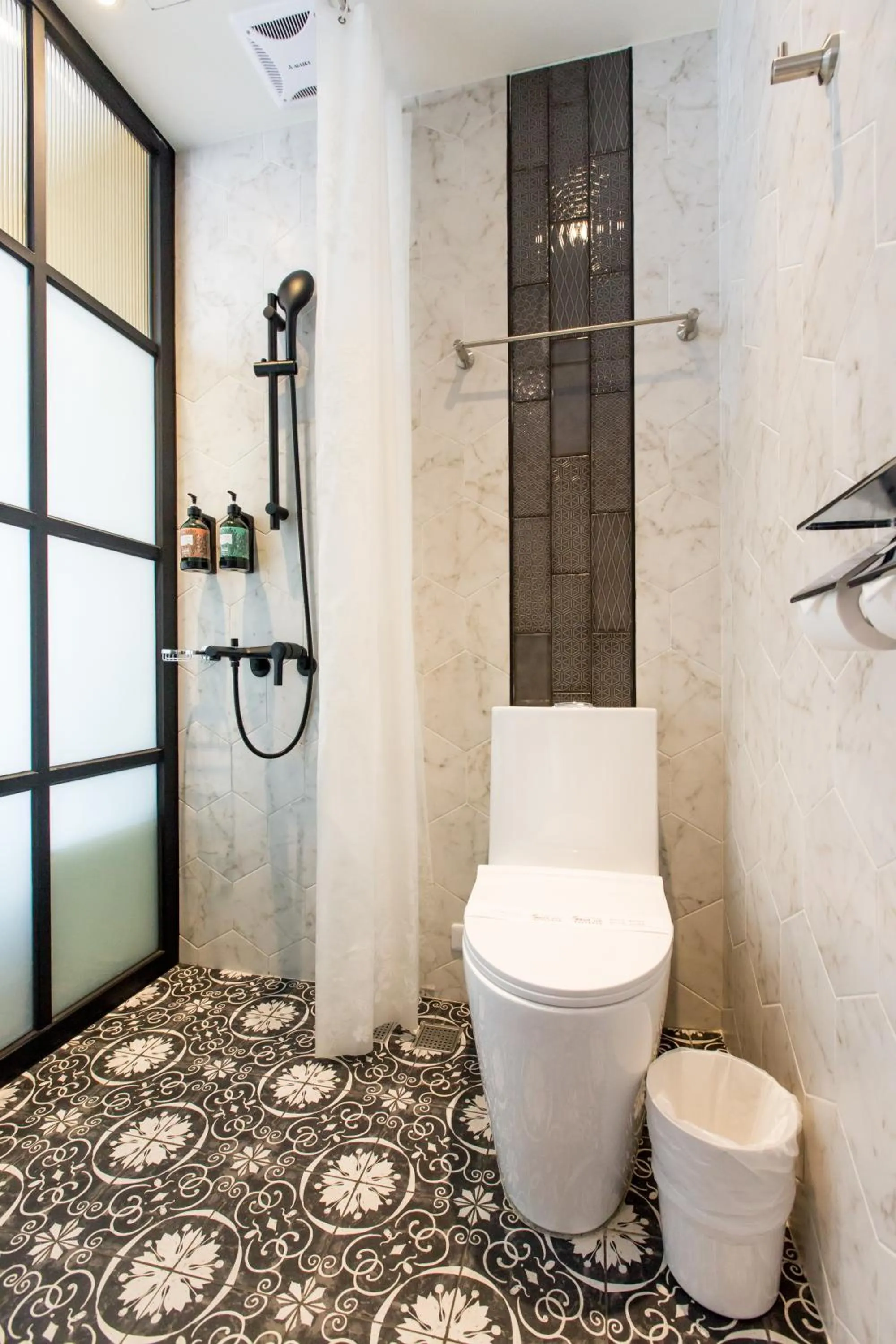 Shower in Norway Forest Travel hotel 3 Taichung