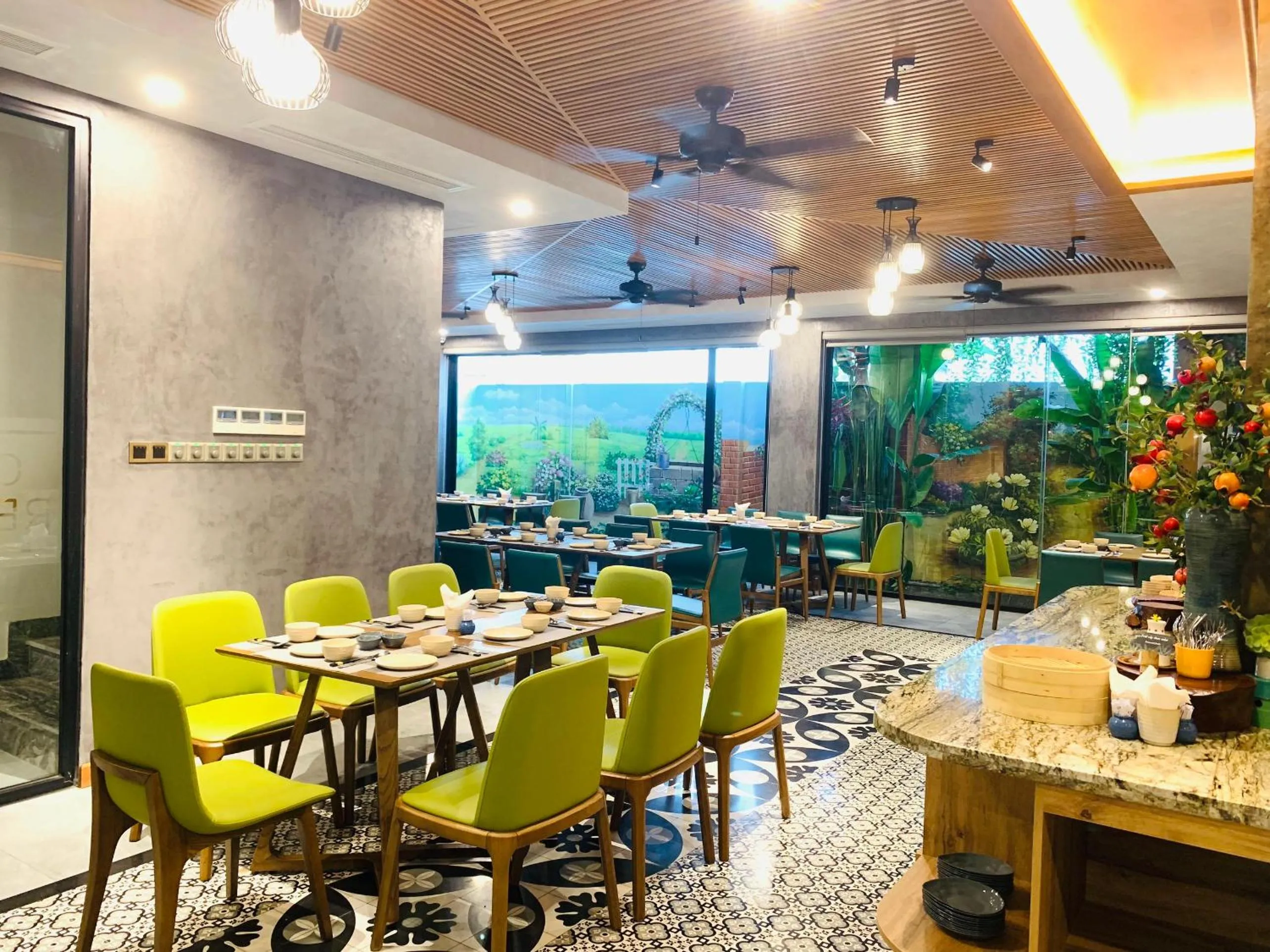 Restaurant/places to eat in Chi House Danang Hotel and Apartment