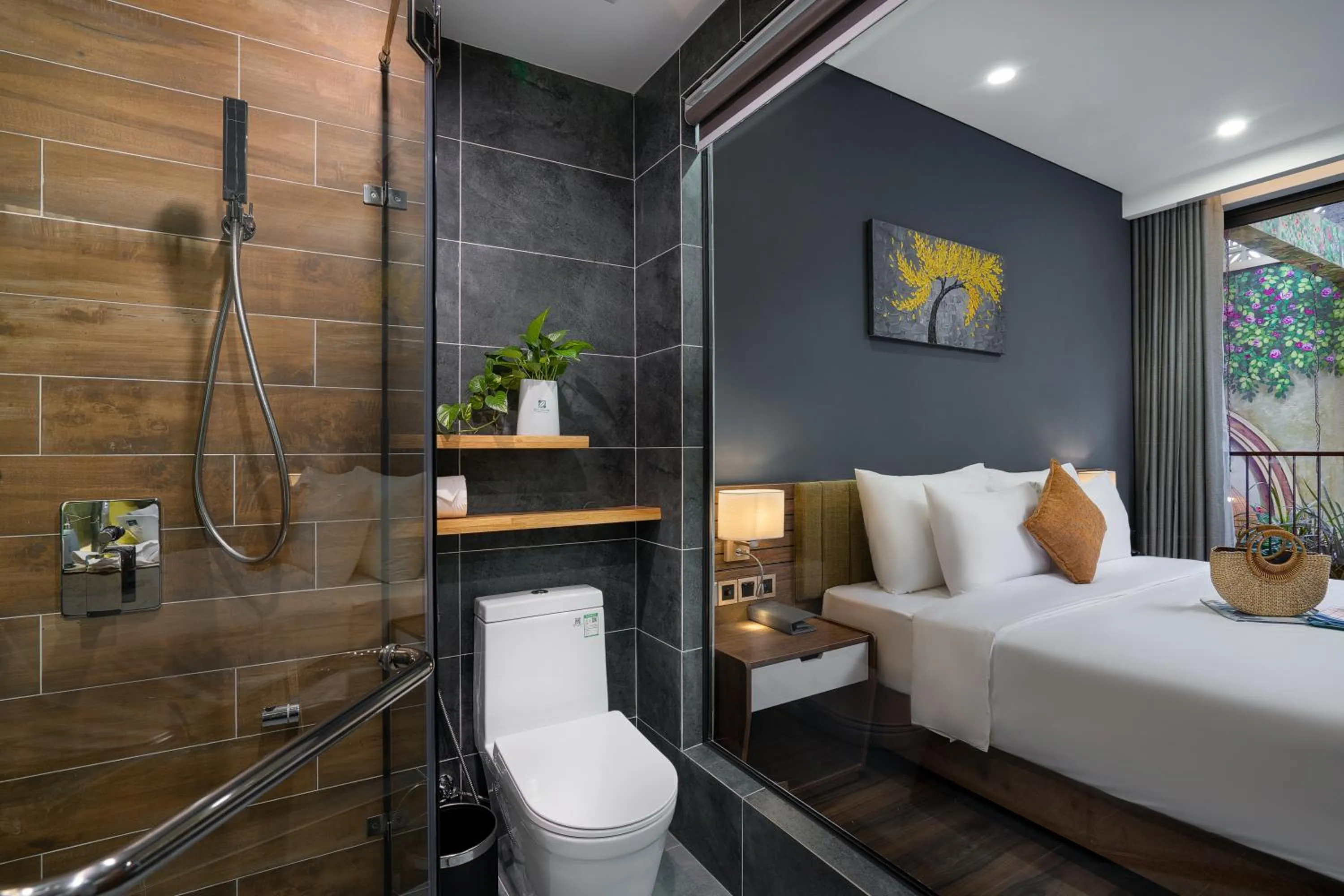 Bathroom, Bed in Chi House Danang Hotel and Apartment