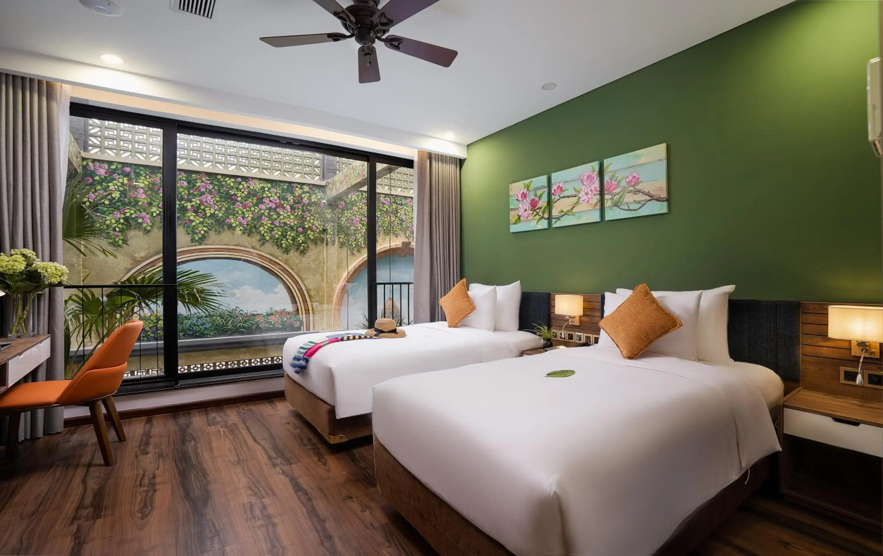 Deluxe Twin Room with Pool View in Chi House Danang Hotel and Apartment Deluxe Twin Room with Pool View in Chi House Danang Hotel and Apartment