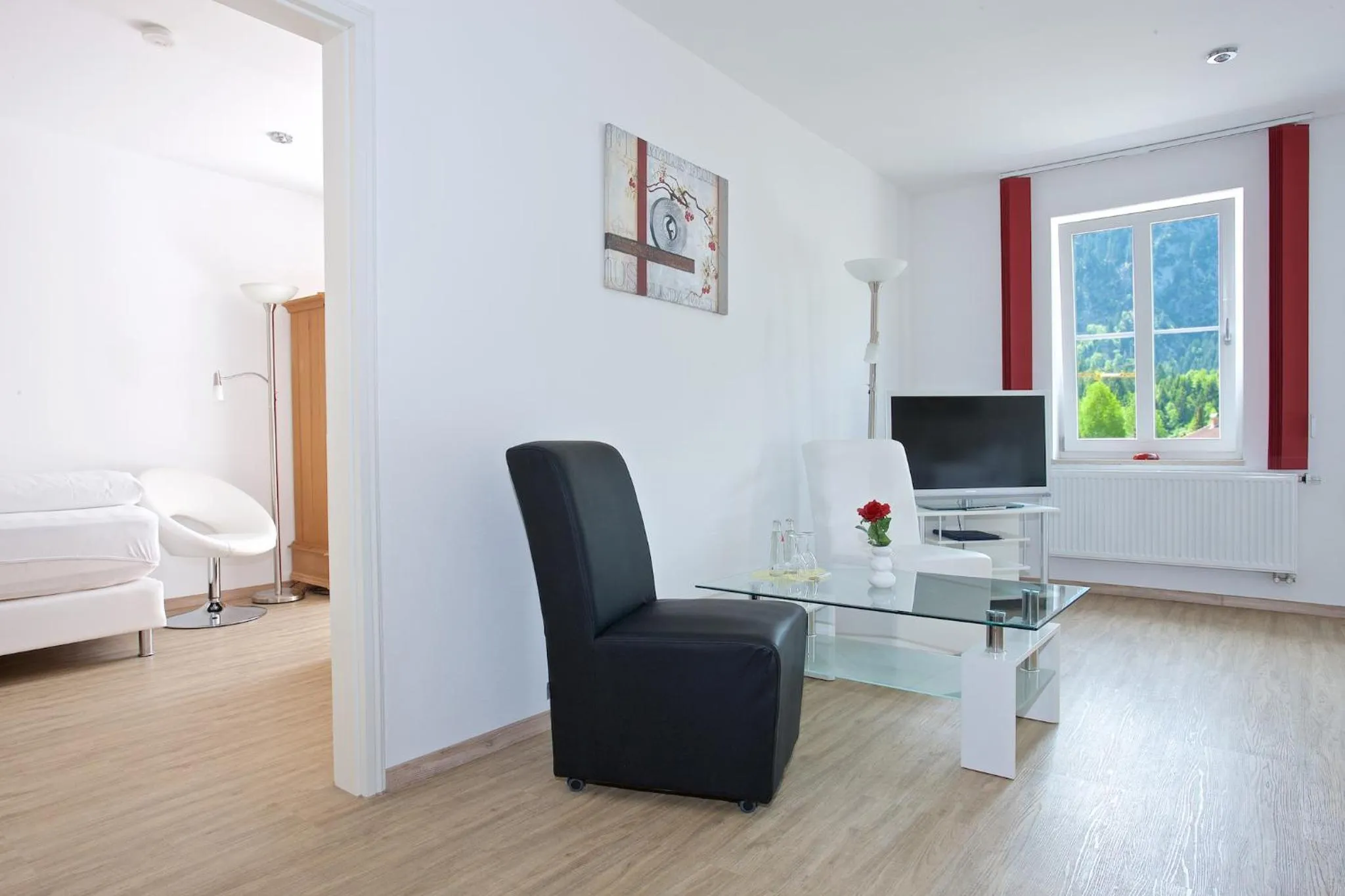 Communal lounge/ TV room, Bed in Hotel Garni Ammergauer Hof