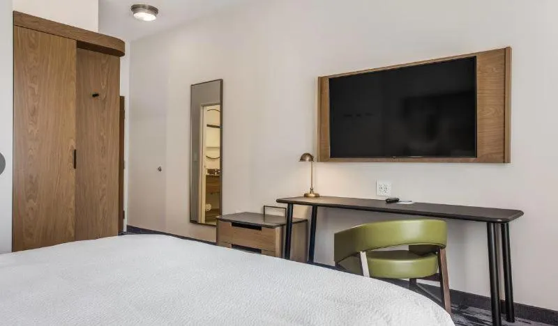 TV and multimedia, Bed in Fairfield Inn & Suites Rolla