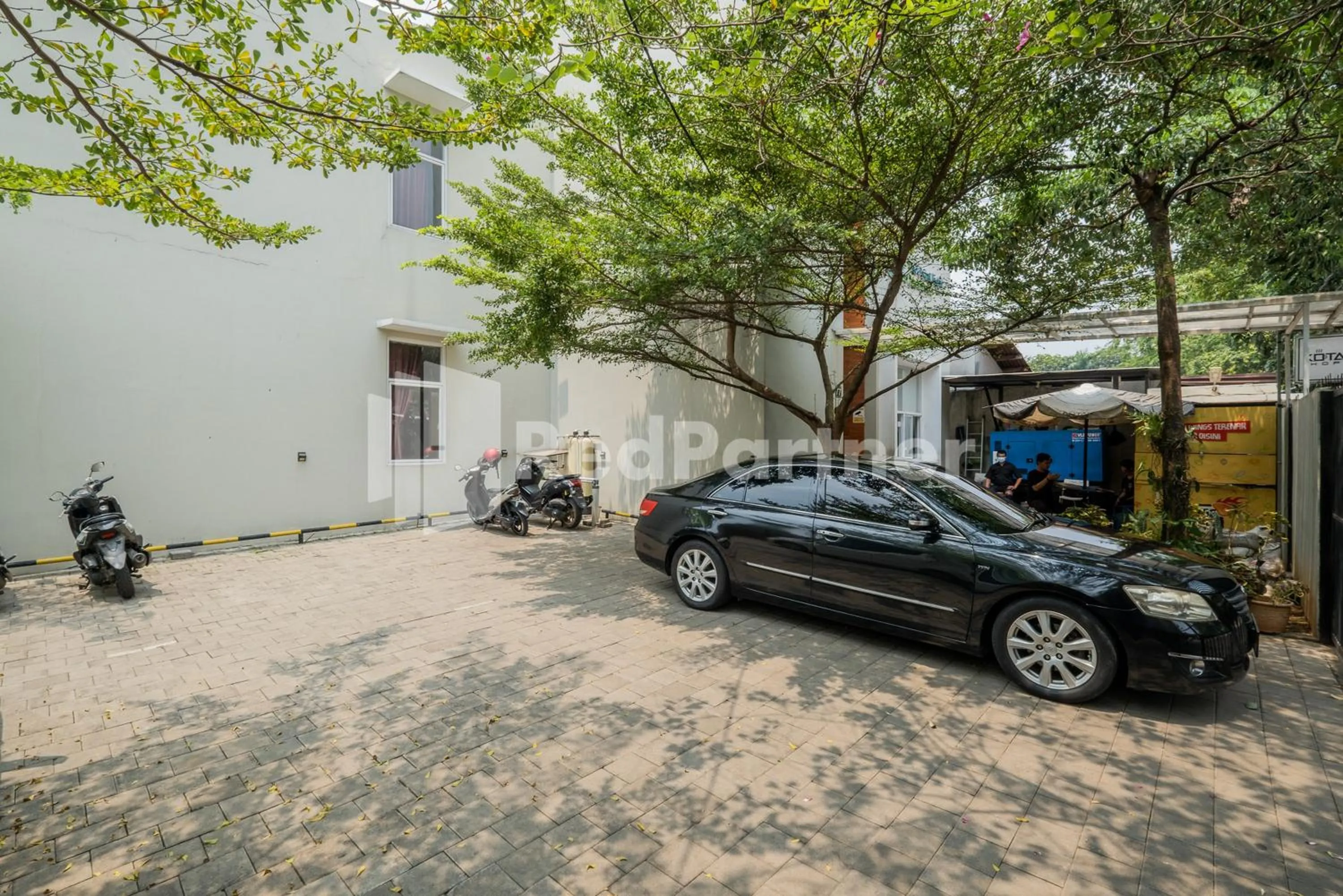 Parking in Palm Eight Mitra RedDoorz