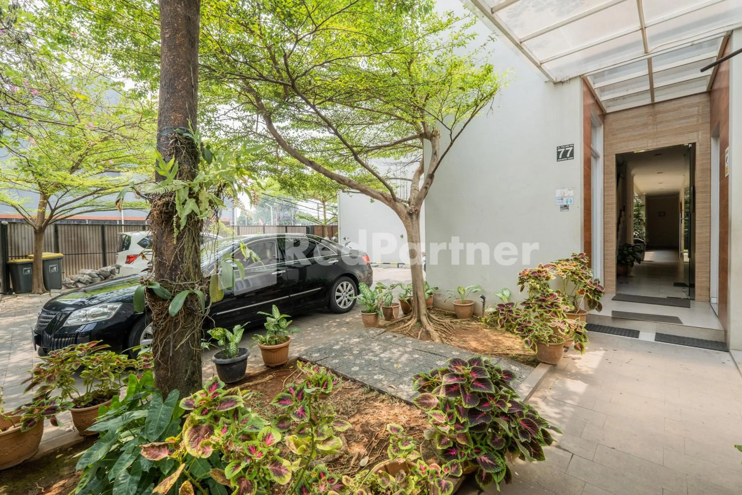 Parking in Palm Eight Mitra RedDoorz