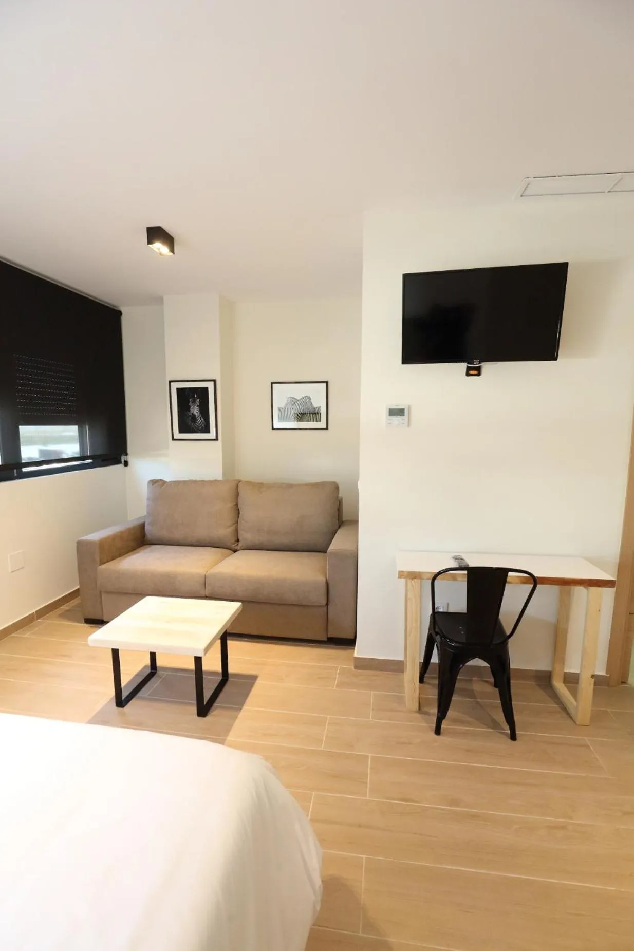 Photo of the whole room, Bed in H.PALMONES