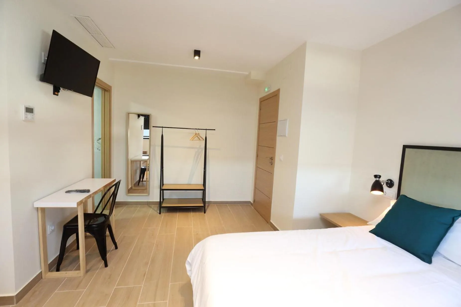 Photo of the whole room, Bed in H.PALMONES