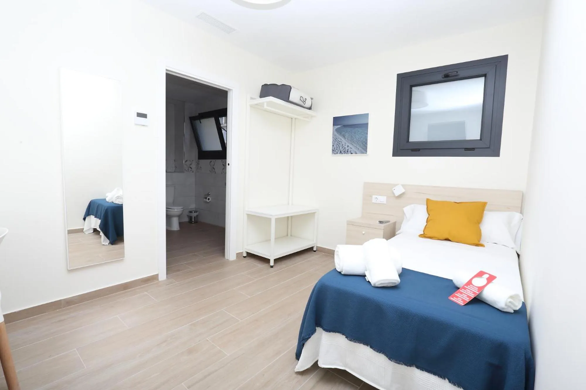 Photo of the whole room, Bed in H.PALMONES